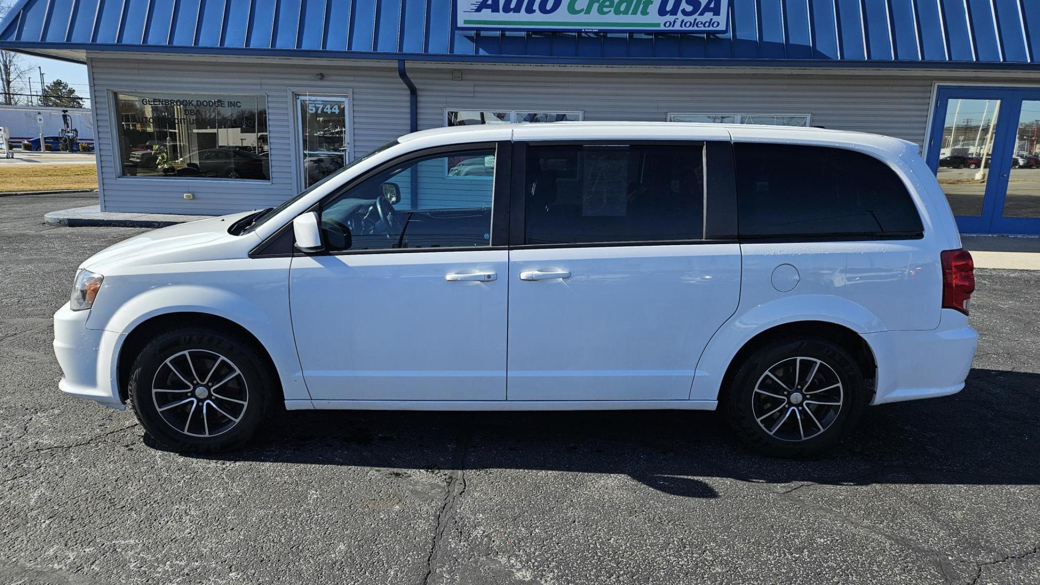2018 WHITE Dodge GRAND CARAVAN SE (2C4RDGBG4JR) with an Other engine, located at 5744 Central Avenue, Toledo, OH, 43615, (419) 724-0130, 41.676781, -83.682137 - 2018 Dodge GRAND CARAVAN SE - Photo#1