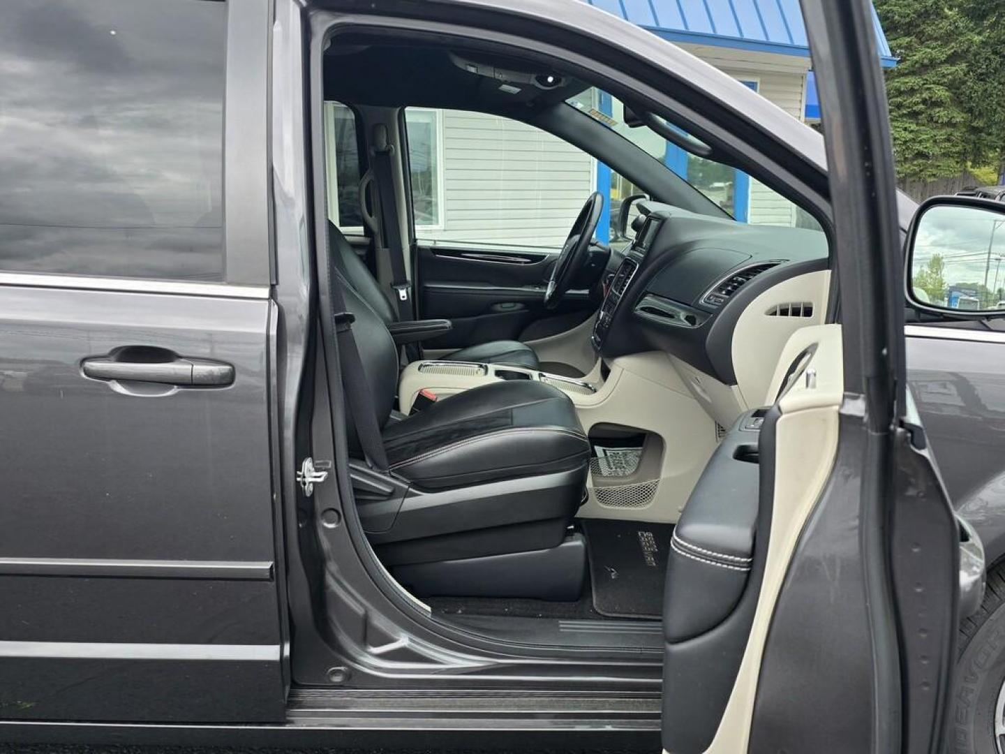 2016 GRAY DODGE GRAND CARAVAN SXT (2C4RDGCGXGR) with an Other engine, located at 5744 Central Avenue, Toledo, OH, 43615, (419) 724-0130, 41.676781, -83.682137 - 2016 DODGE GRAND CARAVAN SXT - Photo#6