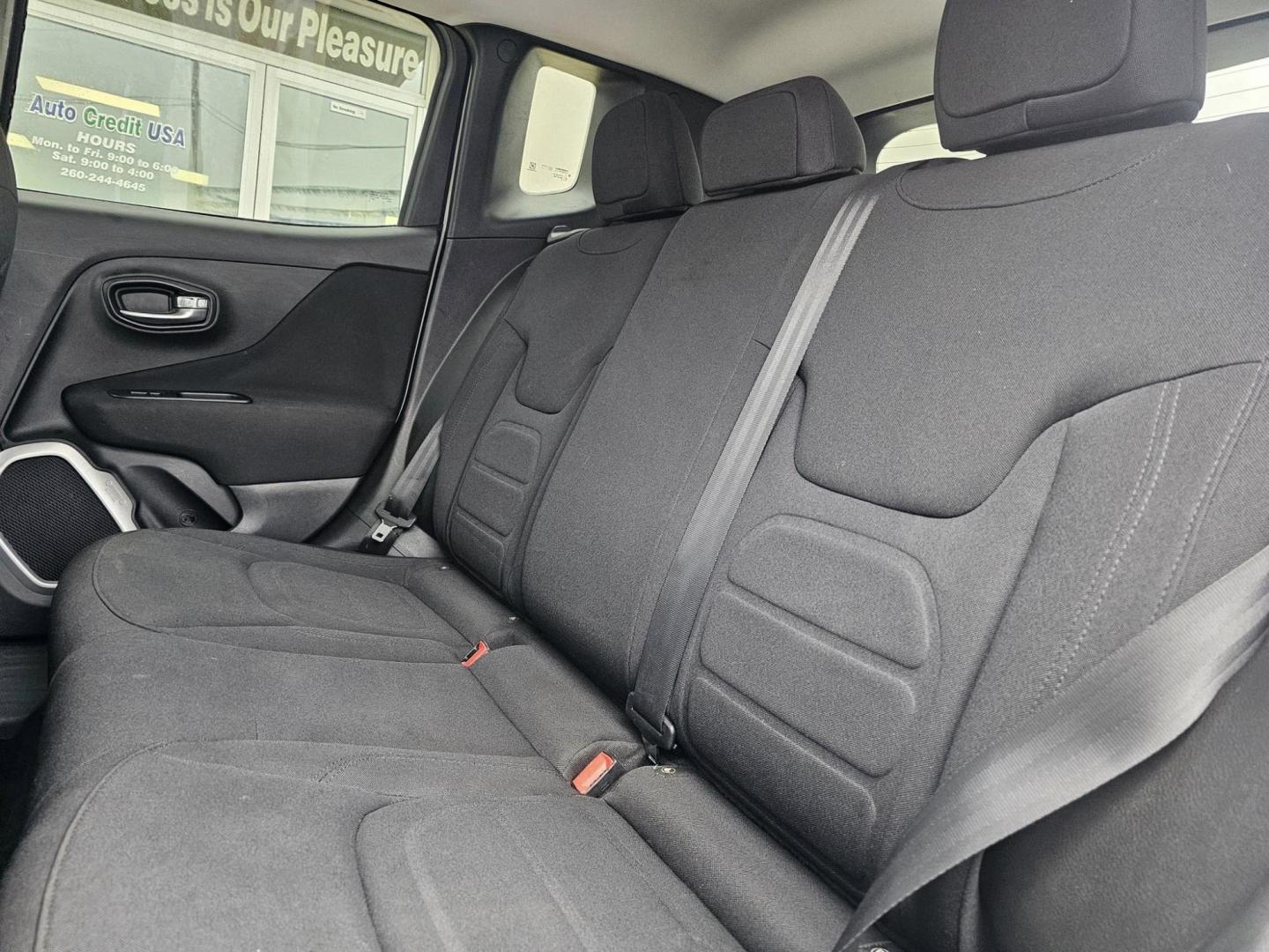 2018 WHITE /Black Jeep RENEGADE LATITUDE Latitude FWD (ZACCJABB6JP) with an 2.4L L4 DOHC 16V engine, 6M transmission, located at 502 South Main Street, Columbia City, IN, 46725, (260) 244-4645, 41.151382, -85.490578 - 2018 Jeep RENEGADE LATITUDE Latitude FWD - Photo#5
