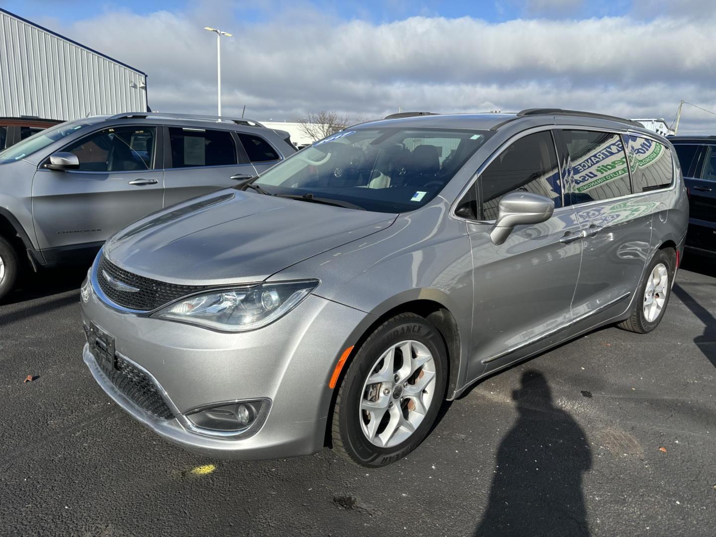 2017 SILVER CHRYSLER PACIFICA TOURING L (2C4RC1BG0HR) with an Other engine, located at 100 West Coliseum Boulevard, Fort Wayne, IN, 46805, (260) 471-0567, 41.118340, -85.141014 - 2017 CHRYSLER PACIFICA TOURING L - Photo#3