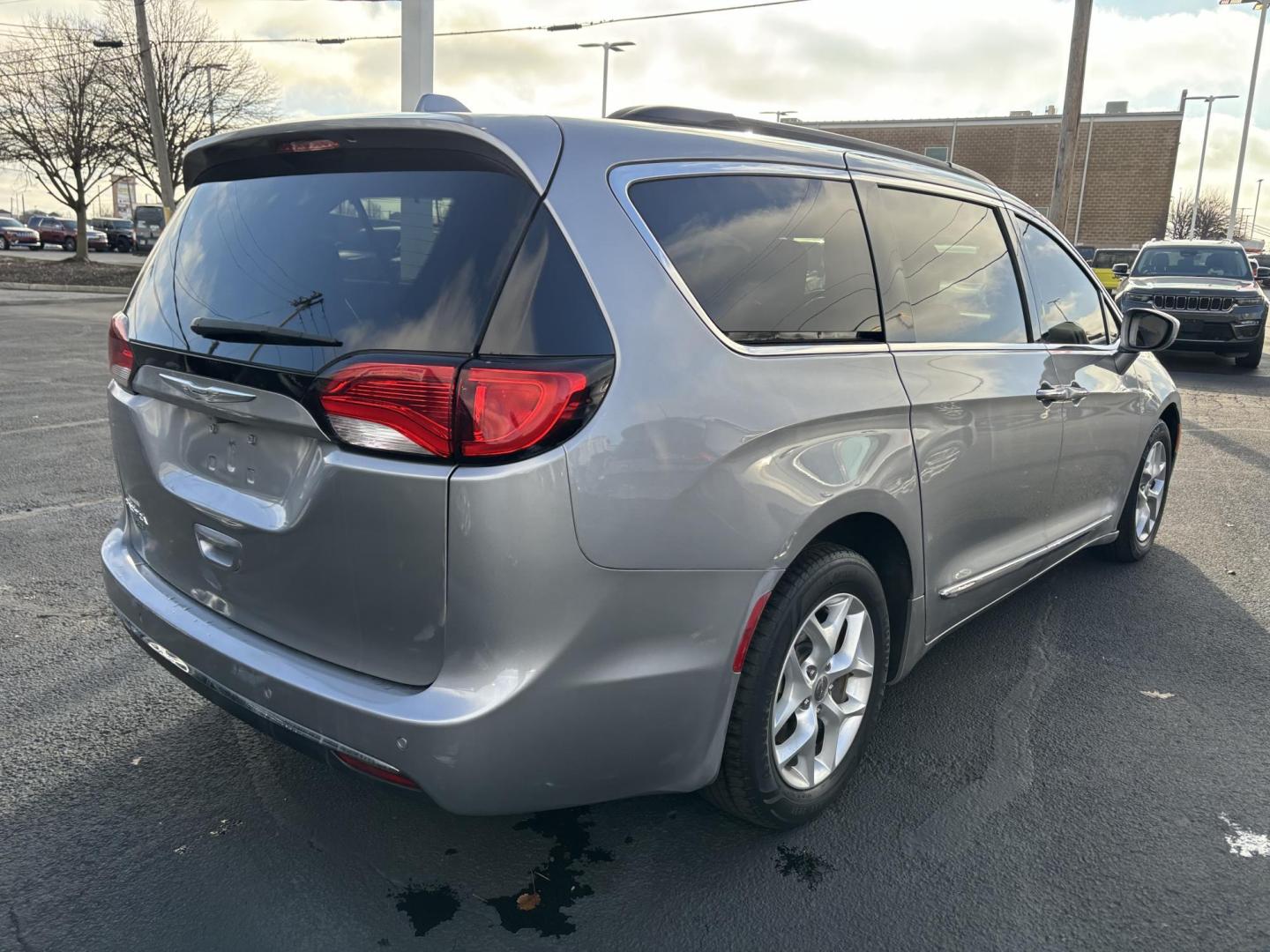 2017 SILVER CHRYSLER PACIFICA TOURING L (2C4RC1BG0HR) with an Other engine, located at 100 West Coliseum Boulevard, Fort Wayne, IN, 46805, (260) 471-0567, 41.118340, -85.141014 - 2017 CHRYSLER PACIFICA TOURING L - Photo#4
