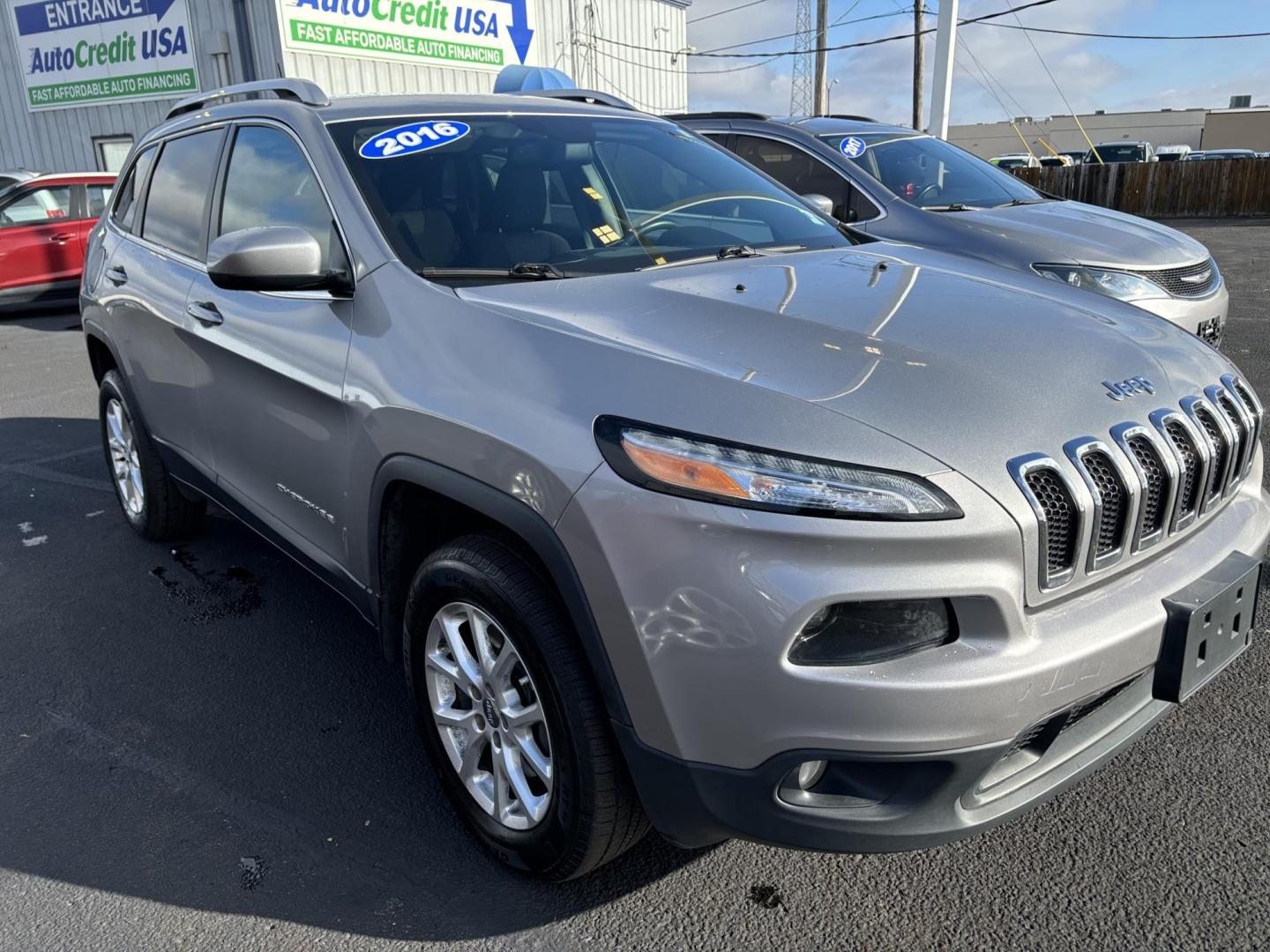2016 GREY /Black Jeep CHEROKEE LATITUDE Latitude 4WD (1C4PJMCSXGW) with an 3.2L V6 DOHC 24V engine, 9-Speed Automatic transmission, located at 100 West Coliseum Boulevard, Fort Wayne, IN, 46805, (260) 471-0567, 41.118340, -85.141014 - 2016 Jeep CHEROKEE LATITUDE Latitude 4WD - Photo#1