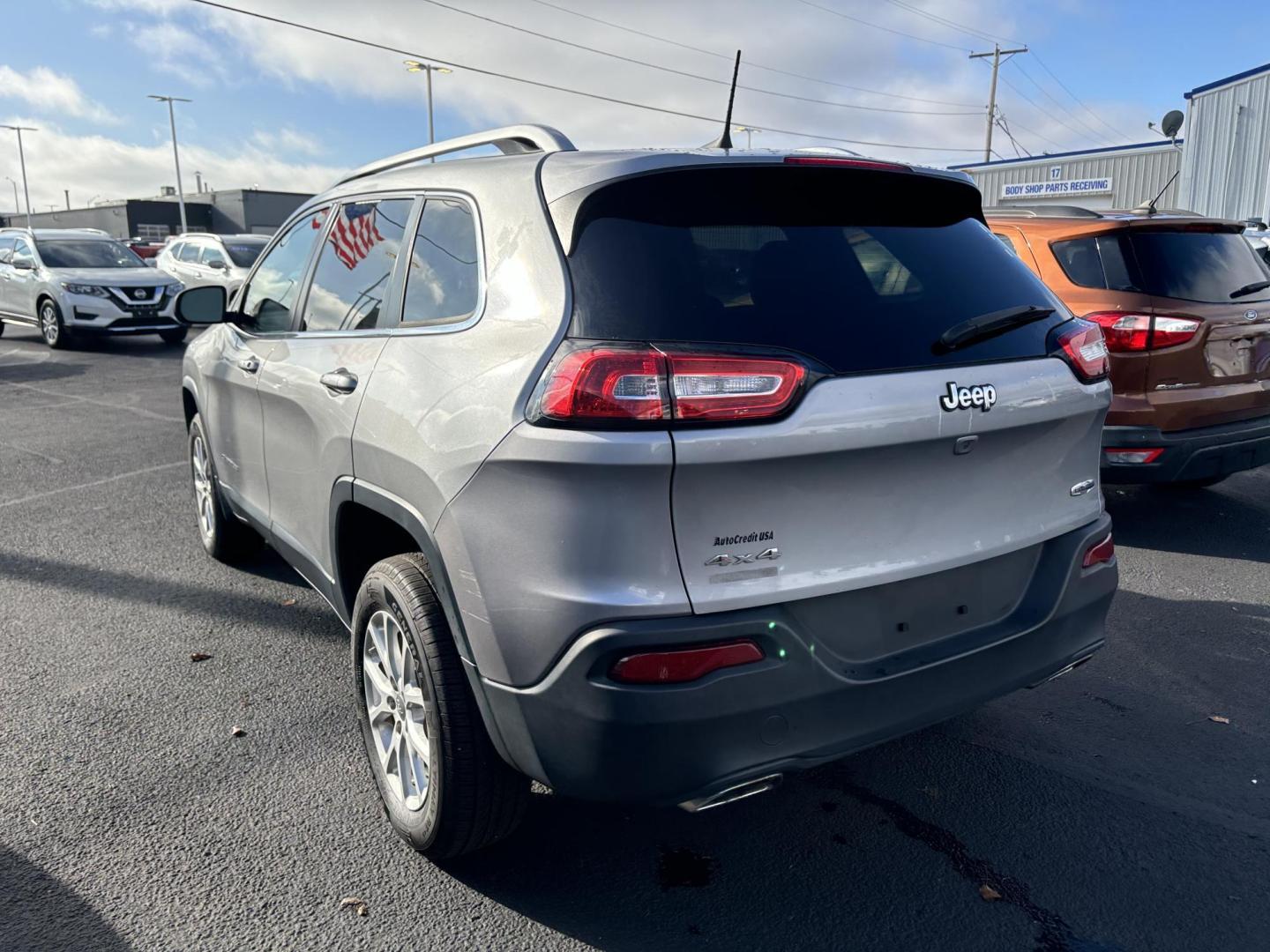 2016 GREY /Black Jeep CHEROKEE LATITUDE Latitude 4WD (1C4PJMCSXGW) with an 3.2L V6 DOHC 24V engine, 9-Speed Automatic transmission, located at 100 West Coliseum Boulevard, Fort Wayne, IN, 46805, (260) 471-0567, 41.118340, -85.141014 - 2016 Jeep CHEROKEE LATITUDE Latitude 4WD - Photo#2