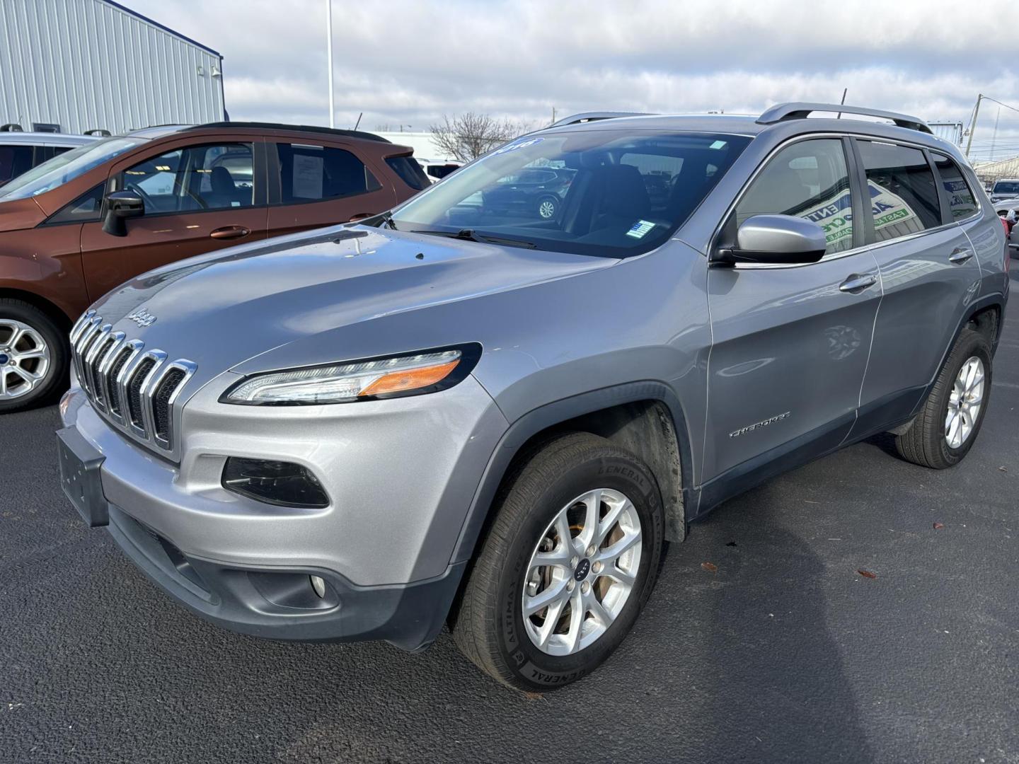 2016 GREY /Black Jeep CHEROKEE LATITUDE Latitude 4WD (1C4PJMCSXGW) with an 3.2L V6 DOHC 24V engine, 9-Speed Automatic transmission, located at 100 West Coliseum Boulevard, Fort Wayne, IN, 46805, (260) 471-0567, 41.118340, -85.141014 - 2016 Jeep CHEROKEE LATITUDE Latitude 4WD - Photo#3