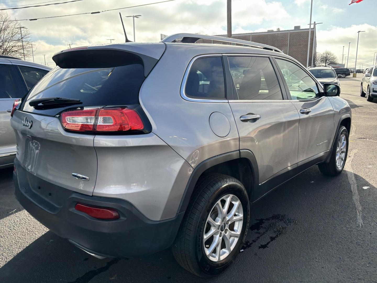 2016 GREY /Black Jeep CHEROKEE LATITUDE Latitude 4WD (1C4PJMCSXGW) with an 3.2L V6 DOHC 24V engine, 9-Speed Automatic transmission, located at 100 West Coliseum Boulevard, Fort Wayne, IN, 46805, (260) 471-0567, 41.118340, -85.141014 - 2016 Jeep CHEROKEE LATITUDE Latitude 4WD - Photo#4