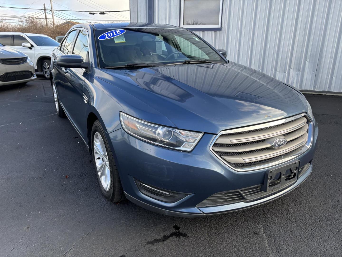 2018 BLUE /Black Ford TAURUS SEL SEL FWD (1FAHP2E88JG) with an 3.5L V6 DOHC 24V engine, 6A transmission, located at 100 West Coliseum Boulevard, Fort Wayne, IN, 46805, (260) 471-0567, 41.118340, -85.141014 - 2018 Ford TAURUS SEL SEL FWD - Photo#1