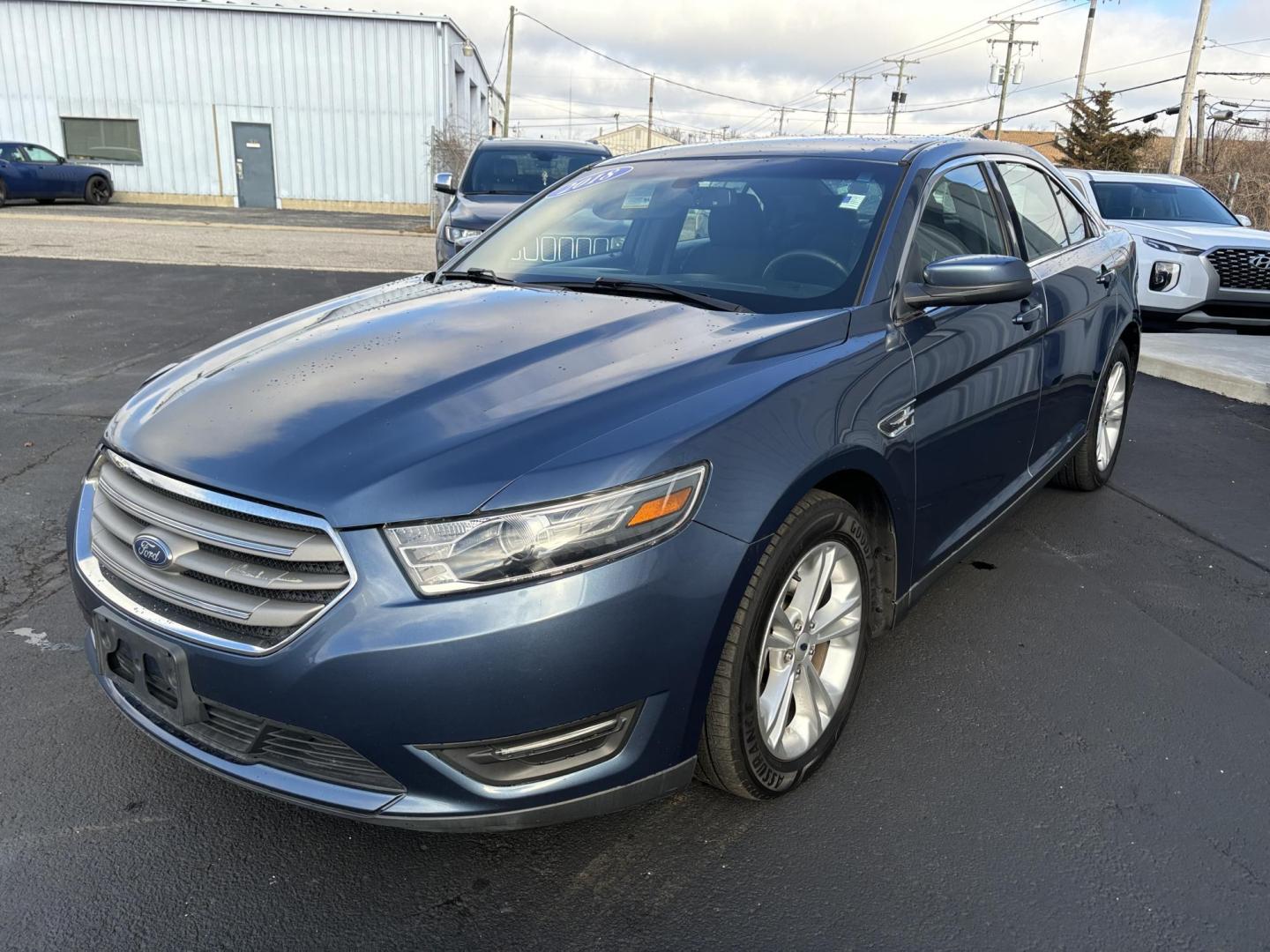 2018 BLUE /Black Ford TAURUS SEL SEL FWD (1FAHP2E88JG) with an 3.5L V6 DOHC 24V engine, 6A transmission, located at 100 West Coliseum Boulevard, Fort Wayne, IN, 46805, (260) 471-0567, 41.118340, -85.141014 - 2018 Ford TAURUS SEL SEL FWD - Photo#2