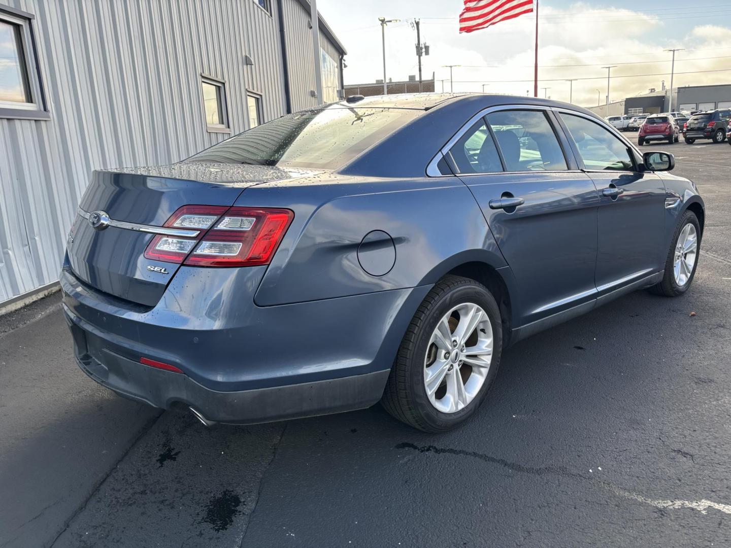 2018 BLUE /Black Ford TAURUS SEL SEL FWD (1FAHP2E88JG) with an 3.5L V6 DOHC 24V engine, 6A transmission, located at 100 West Coliseum Boulevard, Fort Wayne, IN, 46805, (260) 471-0567, 41.118340, -85.141014 - 2018 Ford TAURUS SEL SEL FWD - Photo#4