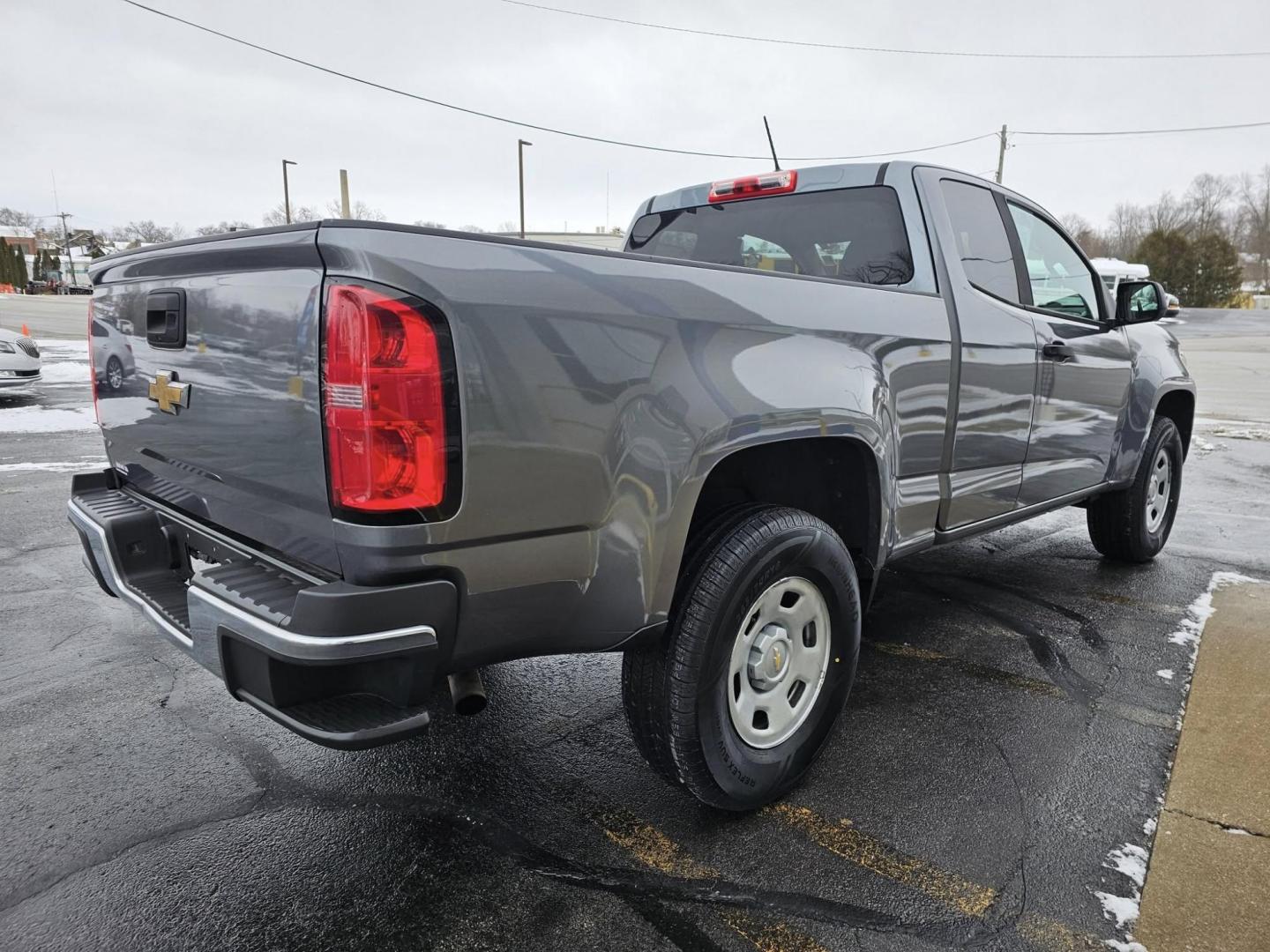 2018 SILVER /BLACK Chevrolet COLORADO WORK TRUCK Work Truck Ext. Cab 2WD (1GCHSBEA6J1) with an 2.5L L4 DOHC 16V GAS engine, 6A transmission, located at 502 South Main Street, Columbia City, IN, 46725, (260) 244-4645, 41.151382, -85.490578 - 2018 Chevrolet COLORADO WORK TRUCK Work Truck Ext. Cab 2WD - Photo#3