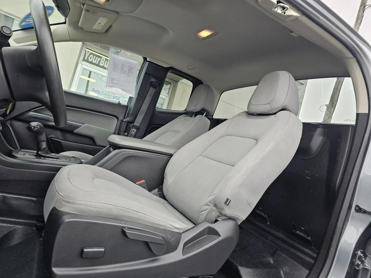 2018 SILVER /BLACK Chevrolet COLORADO WORK TRUCK Work Truck Ext. Cab 2WD (1GCHSBEA6J1) with an 2.5L L4 DOHC 16V GAS engine, 6A transmission, located at 502 South Main Street, Columbia City, IN, 46725, (260) 244-4645, 41.151382, -85.490578 - 2018 Chevrolet COLORADO WORK TRUCK Work Truck Ext. Cab 2WD - Photo#5