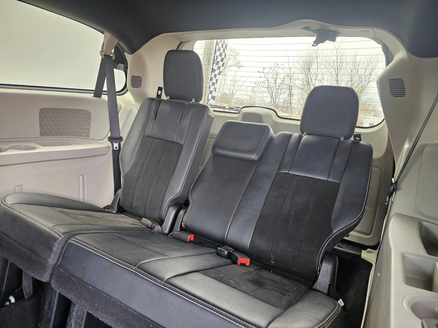 2019 SILVER /BLACK Dodge GRAND CARAVAN SXT SXT (2C4RDGCG1KR) with an 3.6L V6 DOHC 24V engine, 6A transmission, located at 502 South Main Street, Columbia City, IN, 46725, (260) 244-4645, 41.151382, -85.490578 - 2019 Dodge GRAND CARAVAN SXT SXT - Photo#4