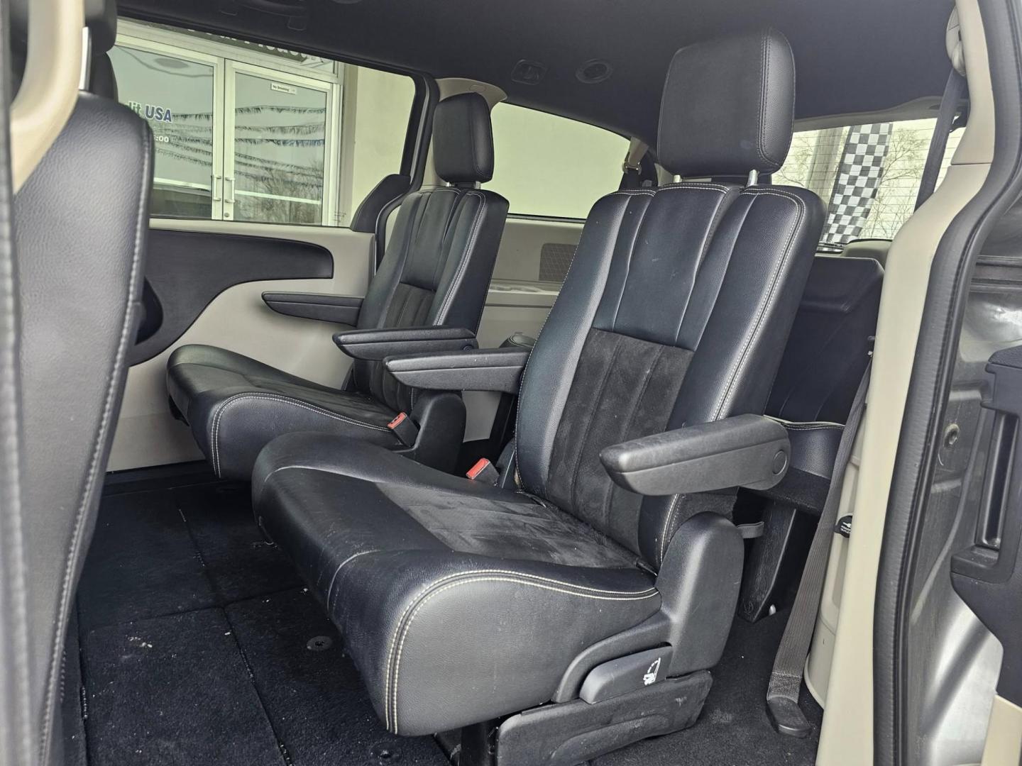2019 SILVER /BLACK Dodge GRAND CARAVAN SXT SXT (2C4RDGCG1KR) with an 3.6L V6 DOHC 24V engine, 6A transmission, located at 502 South Main Street, Columbia City, IN, 46725, (260) 244-4645, 41.151382, -85.490578 - 2019 Dodge GRAND CARAVAN SXT SXT - Photo#5