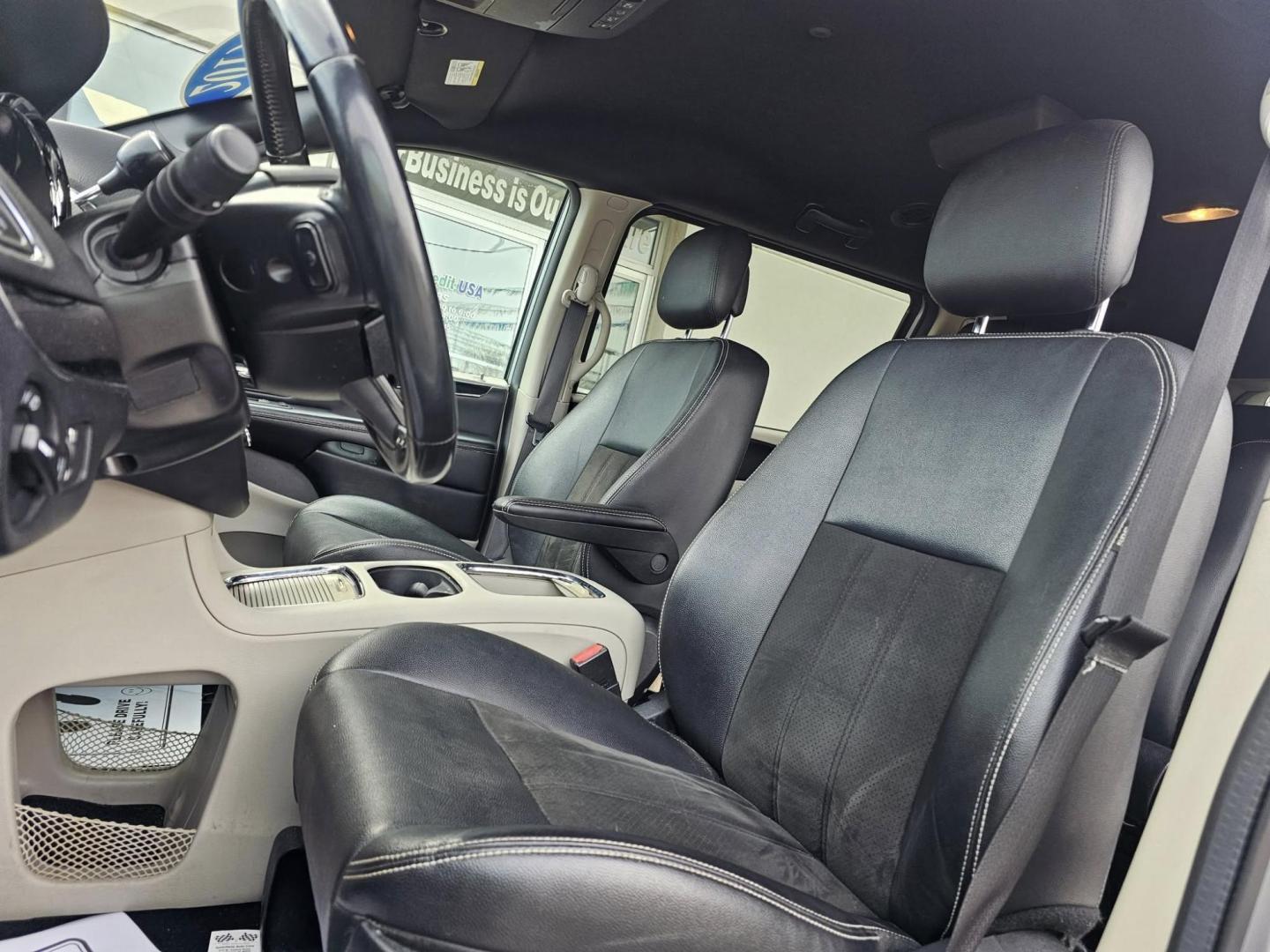 2019 SILVER /BLACK Dodge GRAND CARAVAN SXT SXT (2C4RDGCG1KR) with an 3.6L V6 DOHC 24V engine, 6A transmission, located at 502 South Main Street, Columbia City, IN, 46725, (260) 244-4645, 41.151382, -85.490578 - 2019 Dodge GRAND CARAVAN SXT SXT - Photo#6