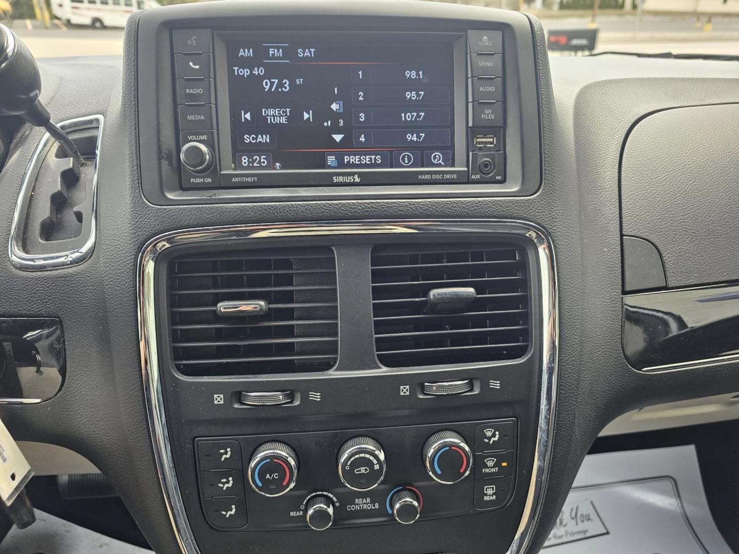 2019 SILVER /BLACK Dodge GRAND CARAVAN SXT SXT (2C4RDGCG1KR) with an 3.6L V6 DOHC 24V engine, 6A transmission, located at 502 South Main Street, Columbia City, IN, 46725, (260) 244-4645, 41.151382, -85.490578 - 2019 Dodge GRAND CARAVAN SXT SXT - Photo#7