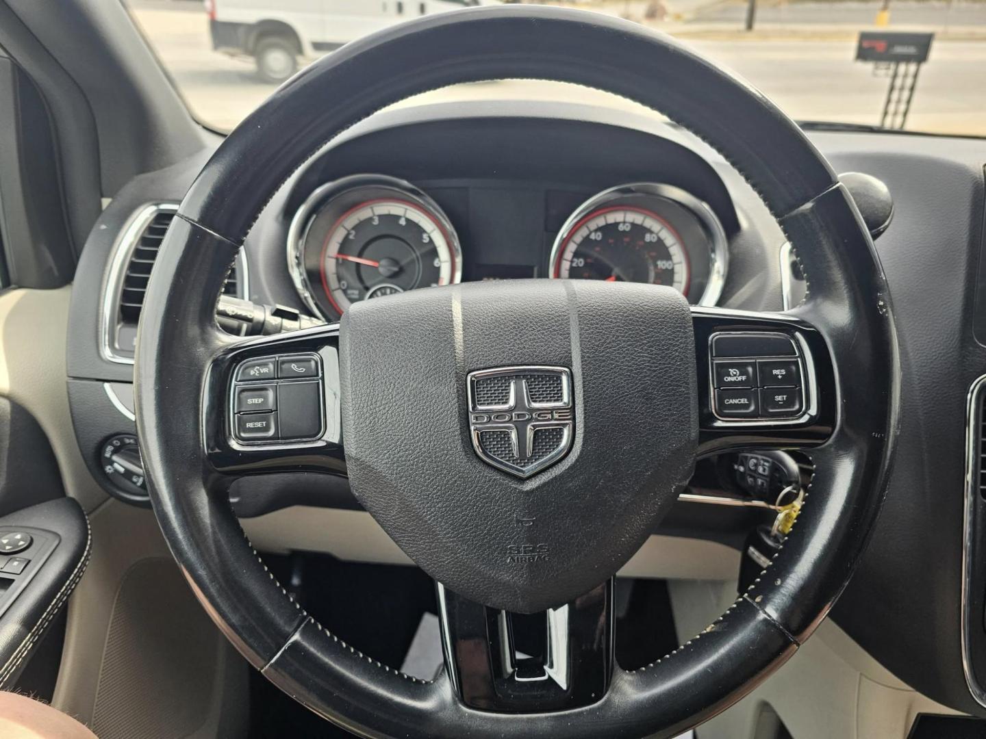 2019 SILVER /BLACK Dodge GRAND CARAVAN SXT SXT (2C4RDGCG1KR) with an 3.6L V6 DOHC 24V engine, 6A transmission, located at 502 South Main Street, Columbia City, IN, 46725, (260) 244-4645, 41.151382, -85.490578 - 2019 Dodge GRAND CARAVAN SXT SXT - Photo#8