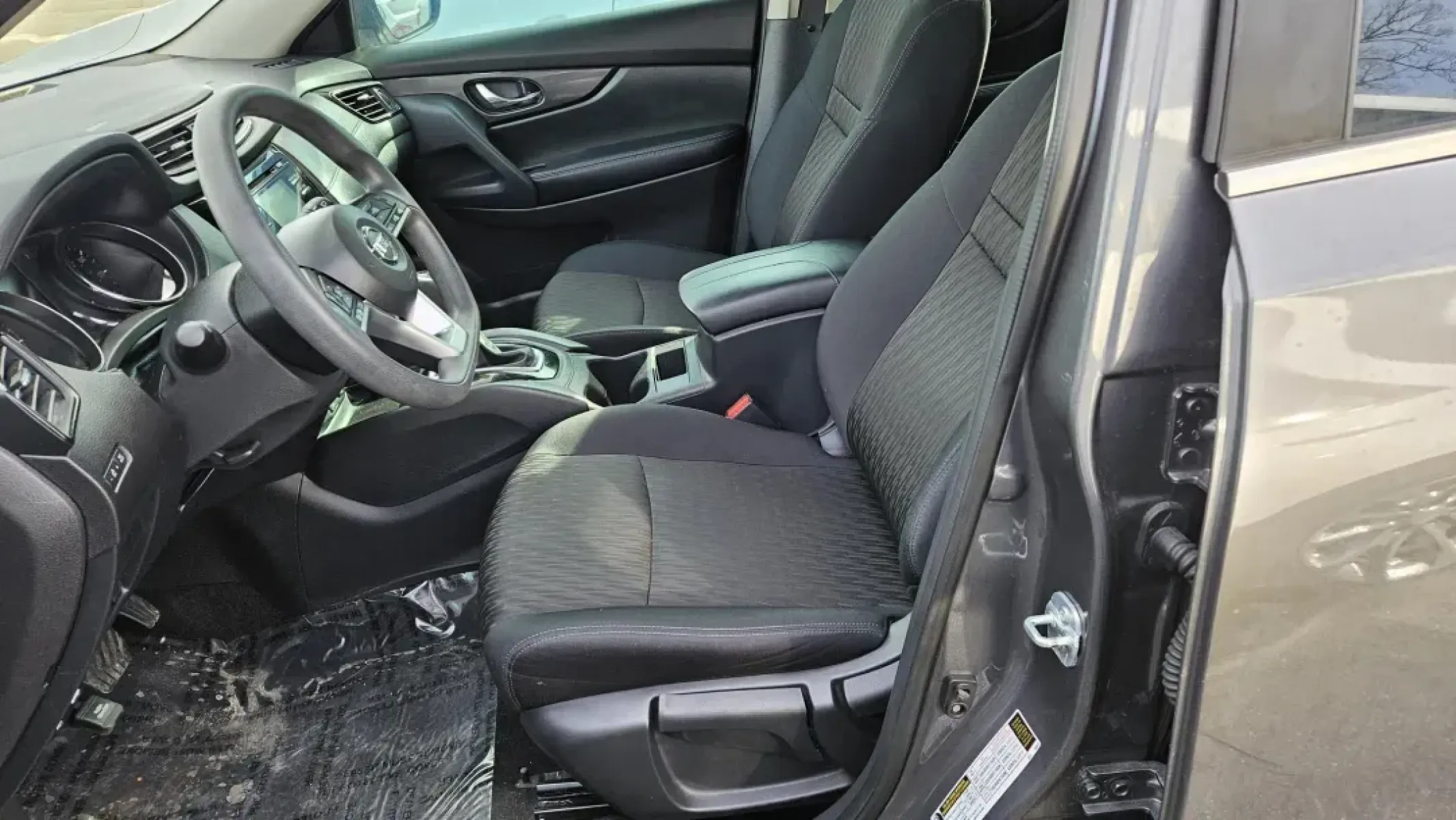 2017 UNKNOWN Nissan ROGUE S; SL; SV SV 2WD (5N1AT2MTXHC) with an 2.5L L4 DOHC 16V engine, CVT transmission, located at 5744 Central Avenue, Toledo, OH, 43615, (419) 724-0130, 41.676781, -83.682137 - 2017 Nissan ROGUE S; SL; SV SV 2WD - Photo#5