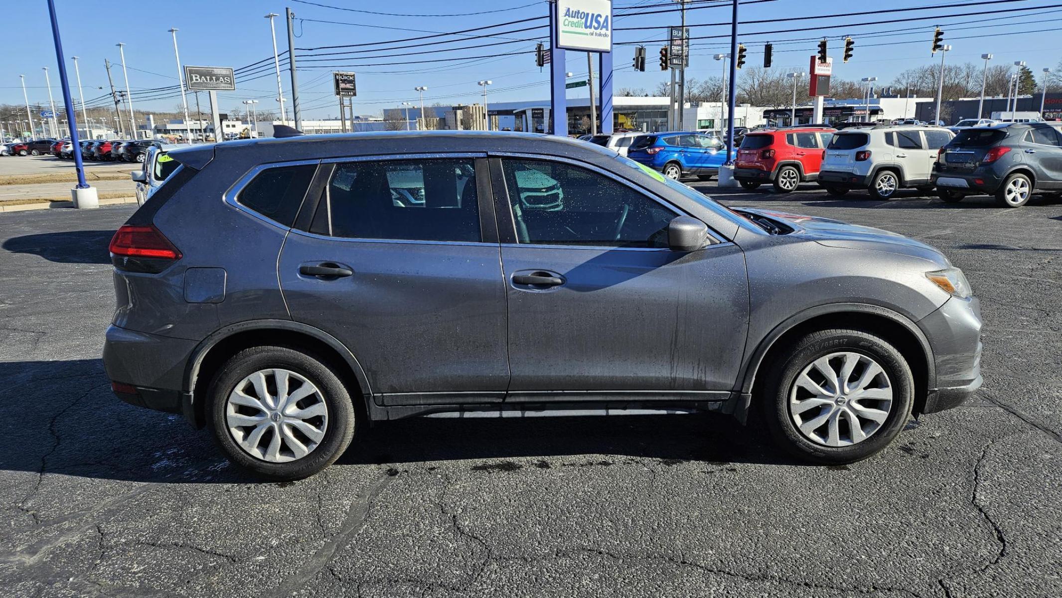 2017 UNKNOWN Nissan ROGUE S; SL; SV SV 2WD (5N1AT2MTXHC) with an 2.5L L4 DOHC 16V engine, CVT transmission, located at 5744 Central Avenue, Toledo, OH, 43615, (419) 724-0130, 41.676781, -83.682137 - 2017 Nissan ROGUE S; SL; SV SV 2WD - Photo#3