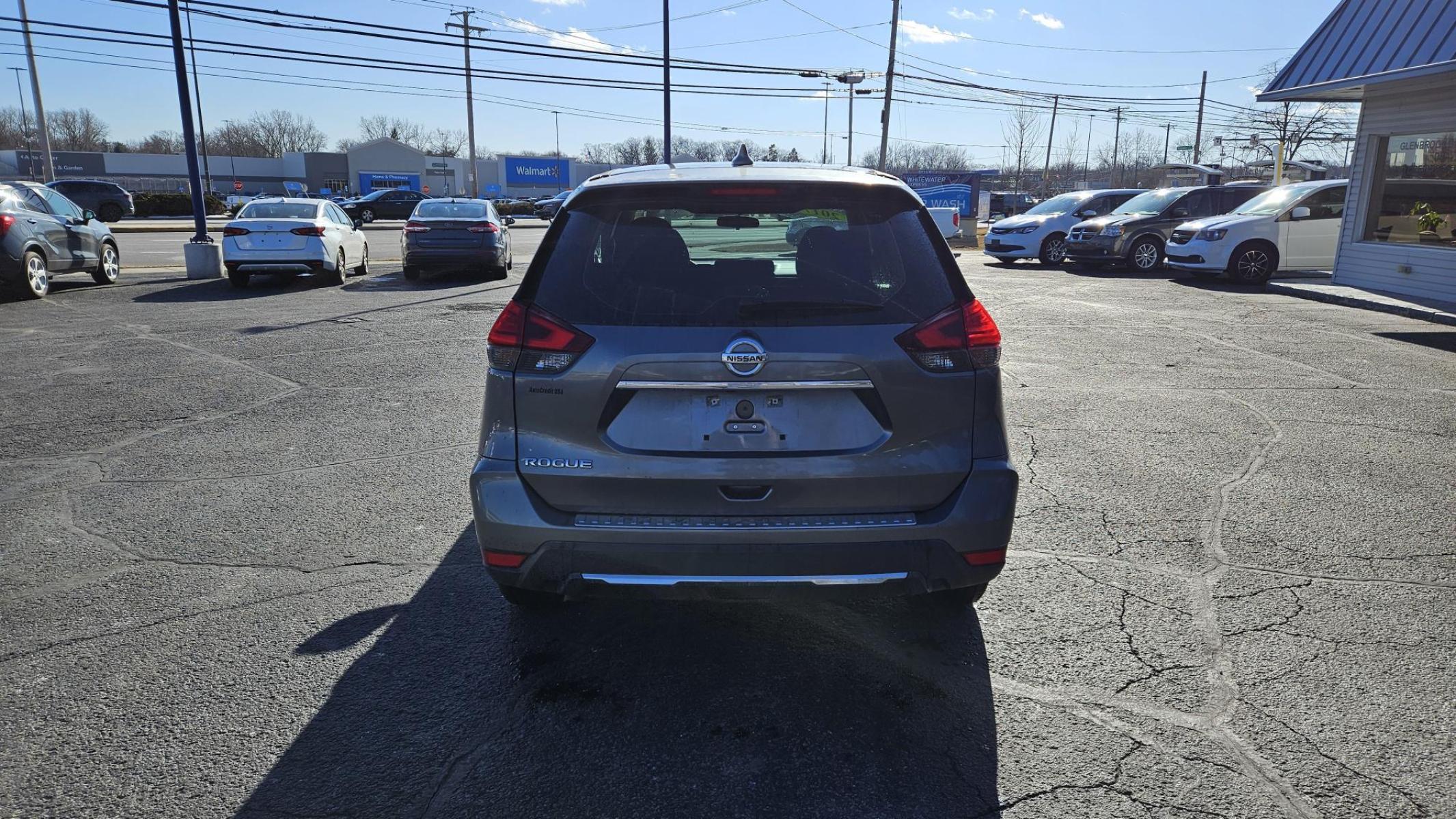 2017 UNKNOWN Nissan ROGUE S; SL; SV SV 2WD (5N1AT2MTXHC) with an 2.5L L4 DOHC 16V engine, CVT transmission, located at 5744 Central Avenue, Toledo, OH, 43615, (419) 724-0130, 41.676781, -83.682137 - 2017 Nissan ROGUE S; SL; SV SV 2WD - Photo#4