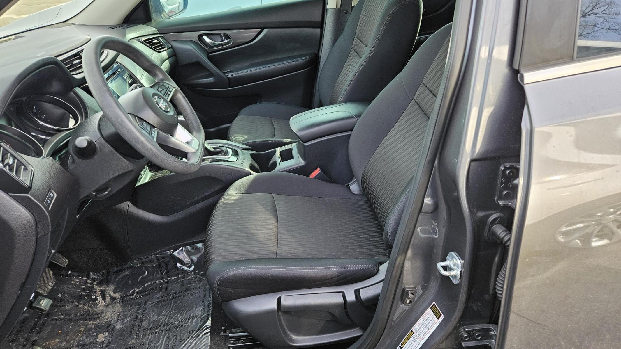 2017 UNKNOWN Nissan ROGUE S; SL; SV SV 2WD (5N1AT2MTXHC) with an 2.5L L4 DOHC 16V engine, CVT transmission, located at 5744 Central Avenue, Toledo, OH, 43615, (419) 724-0130, 41.676781, -83.682137 - 2017 Nissan ROGUE S; SL; SV SV 2WD - Photo#5