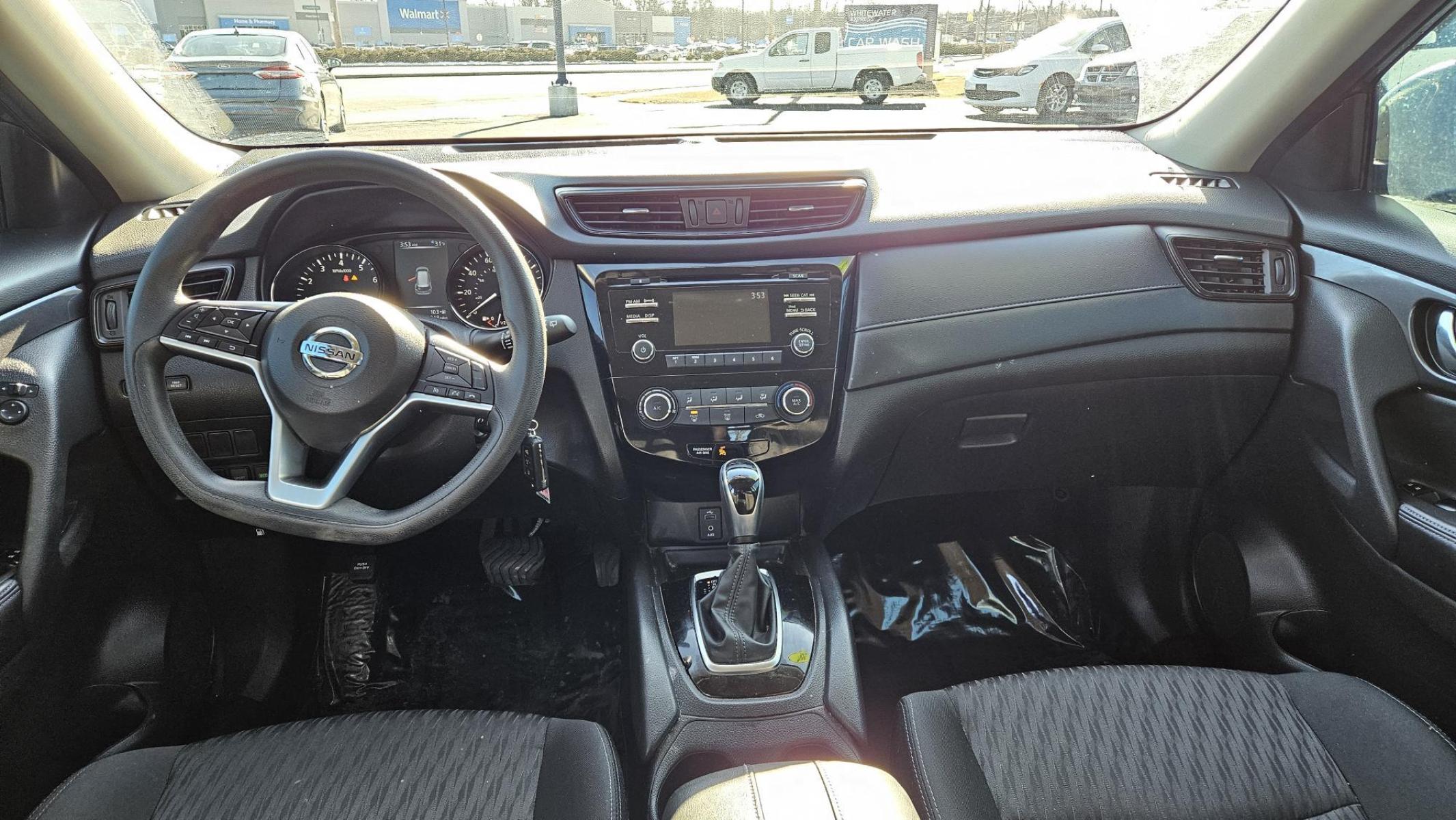 2017 UNKNOWN Nissan ROGUE S; SL; SV SV 2WD (5N1AT2MTXHC) with an 2.5L L4 DOHC 16V engine, CVT transmission, located at 5744 Central Avenue, Toledo, OH, 43615, (419) 724-0130, 41.676781, -83.682137 - 2017 Nissan ROGUE S; SL; SV SV 2WD - Photo#6