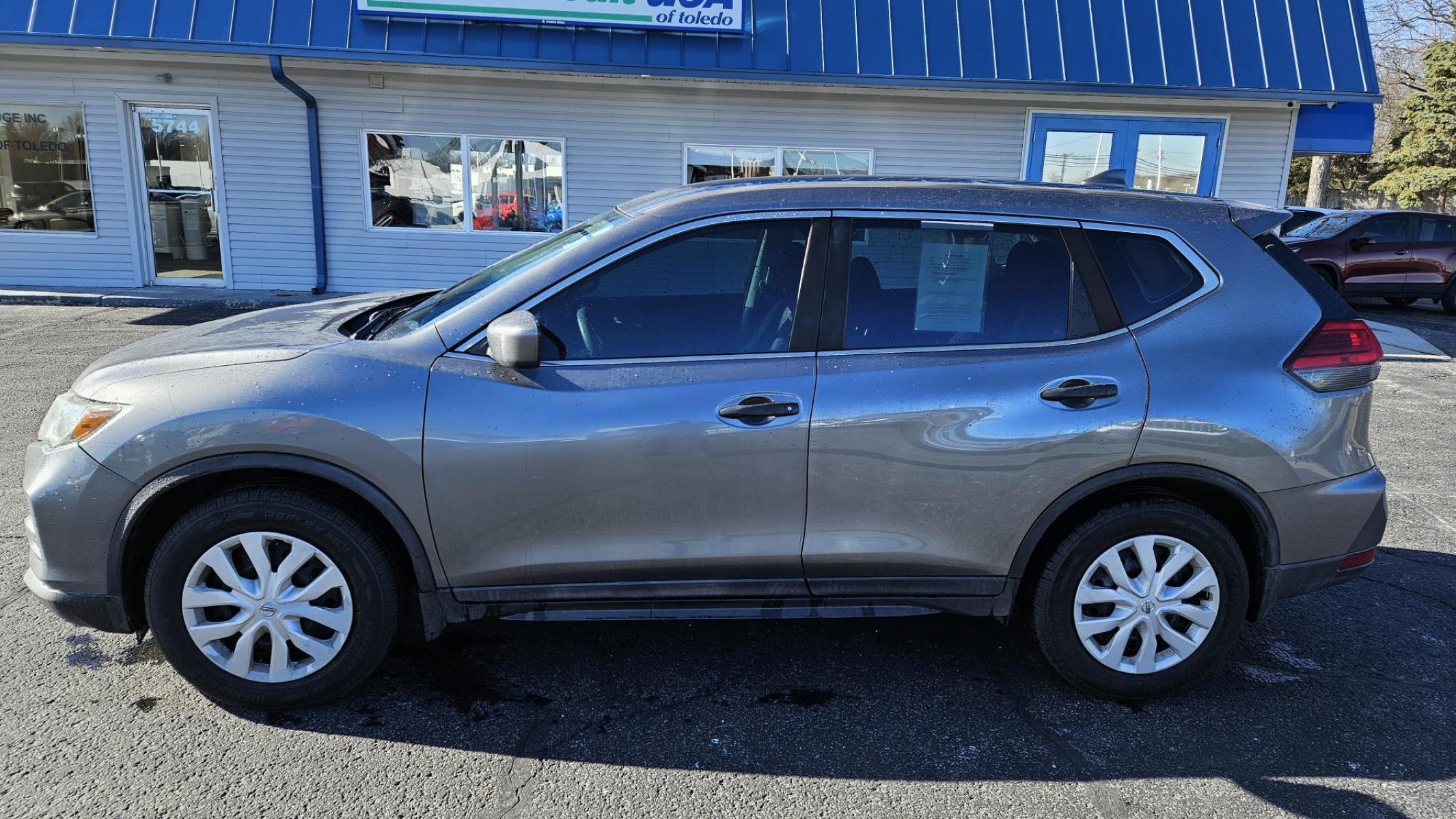 2017 UNKNOWN Nissan ROGUE S; SL; SV SV 2WD (5N1AT2MTXHC) with an 2.5L L4 DOHC 16V engine, CVT transmission, located at 5744 Central Avenue, Toledo, OH, 43615, (419) 724-0130, 41.676781, -83.682137 - 2017 Nissan ROGUE S; SL; SV SV 2WD - Photo#1