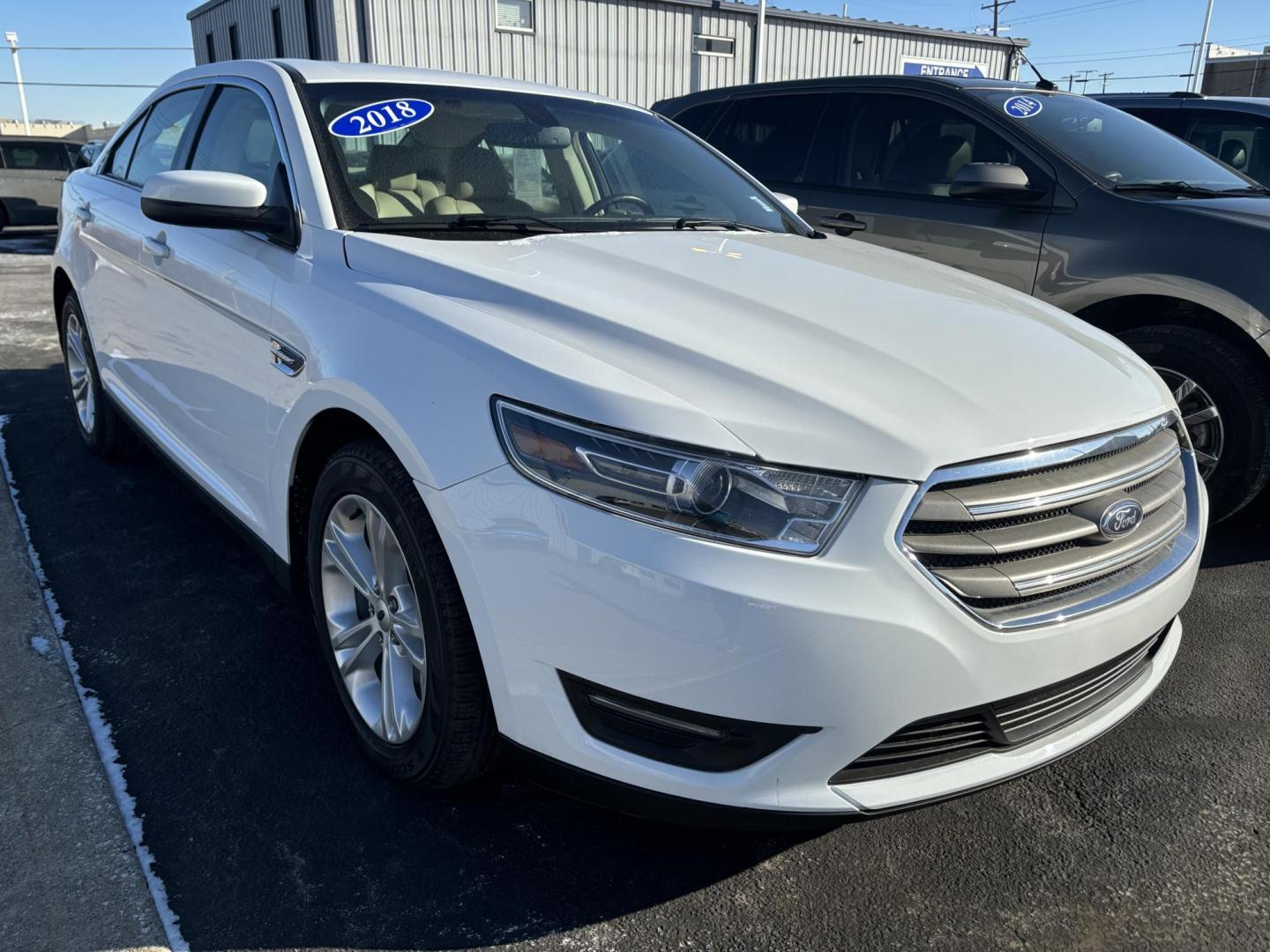 2018 WHITE Ford TAURUS SEL SEL FWD (1FAHP2E80JG) with an 3.5L V6 DOHC 24V engine, 6A transmission, located at 100 West Coliseum Boulevard, Fort Wayne, IN, 46805, (260) 471-0567, 41.118340, -85.141014 - 2018 Ford TAURUS SEL SEL FWD - Photo#1
