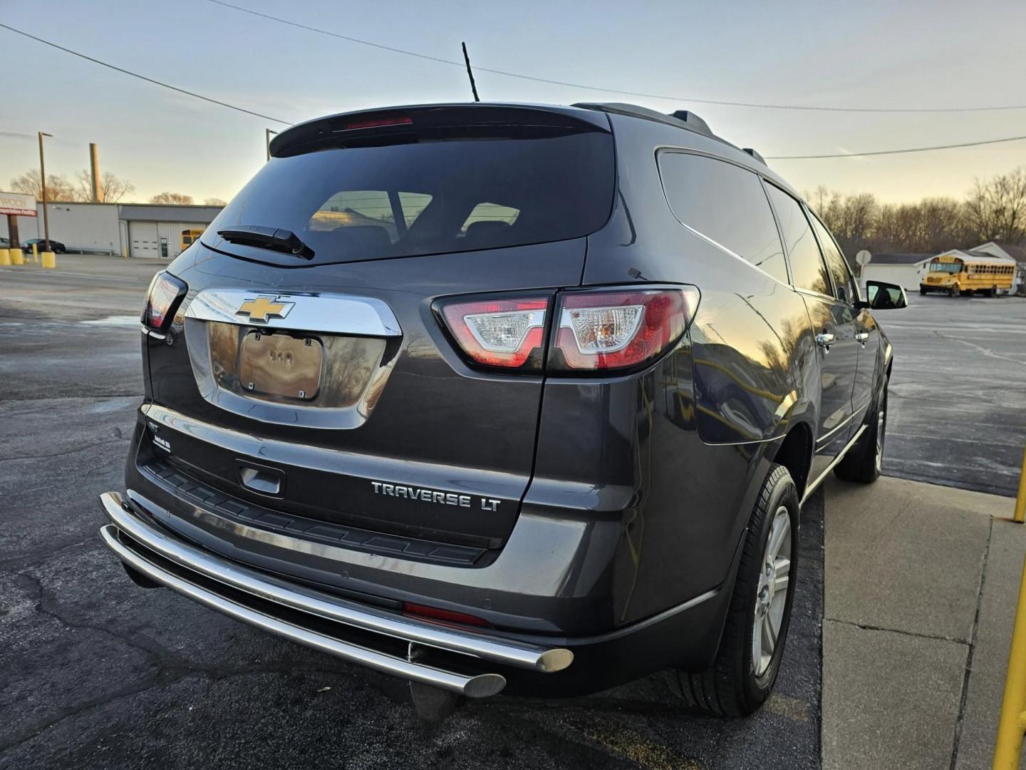 2015 GRAY /BLACK CHEVROLET TRAVERSE 1LT 1LT AWD (1GNKVGKD2FJ) with an 3.6L V6 DOHC 24V engine, 6-Speed Automatic transmission, located at 502 South Main Street, Columbia City, IN, 46725, (260) 244-4645, 41.151382, -85.490578 - 2015 CHEVROLET TRAVERSE 1LT 1LT AWD - Photo#4