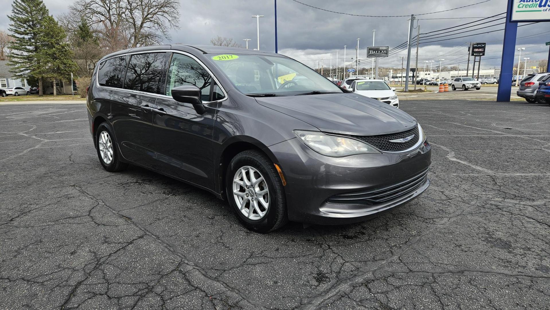 2017 Chrysler PACIFICA TOURING (2C4RC1DG7HR) with an Other engine, located at 5744 Central Avenue, Toledo, OH, 43615, (419) 724-0130, 41.676781, -83.682137 - 2017 Chrysler PACIFICA TOURING - Photo#1