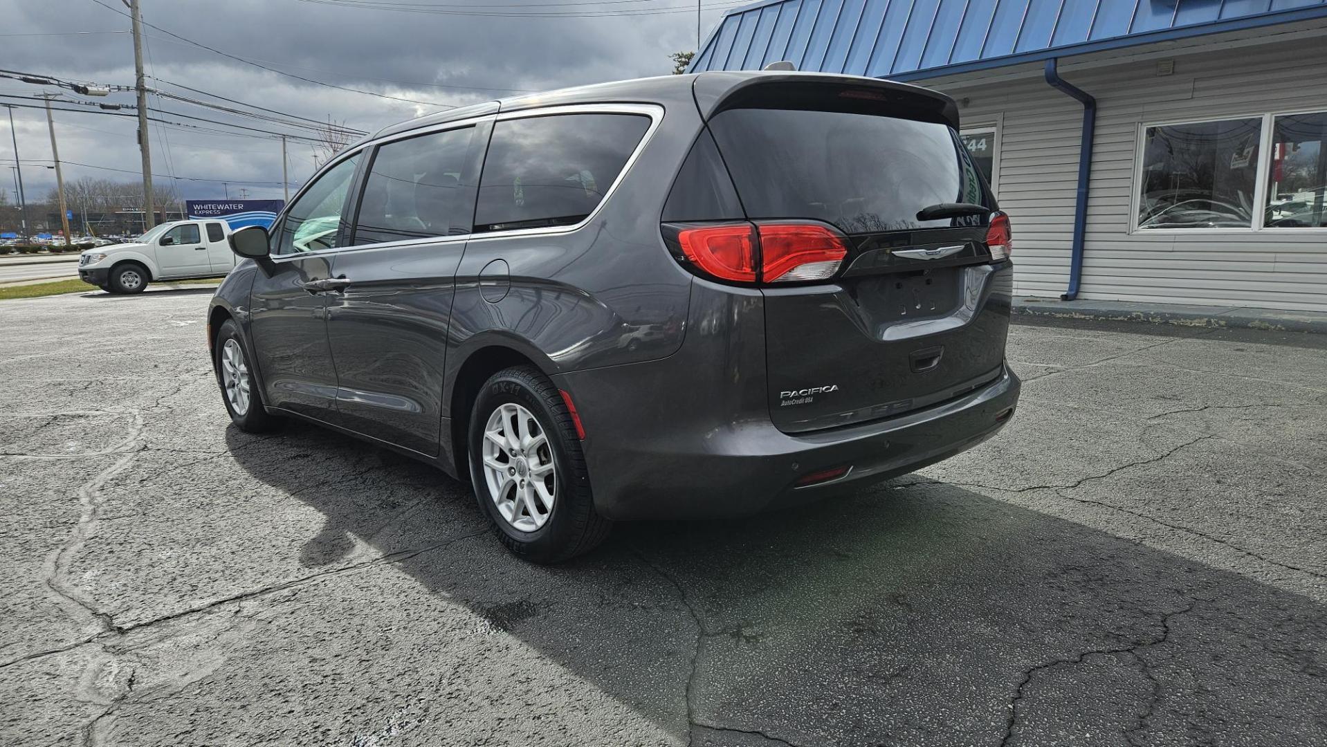 2017 Chrysler PACIFICA TOURING (2C4RC1DG7HR) with an Other engine, located at 5744 Central Avenue, Toledo, OH, 43615, (419) 724-0130, 41.676781, -83.682137 - 2017 Chrysler PACIFICA TOURING - Photo#3