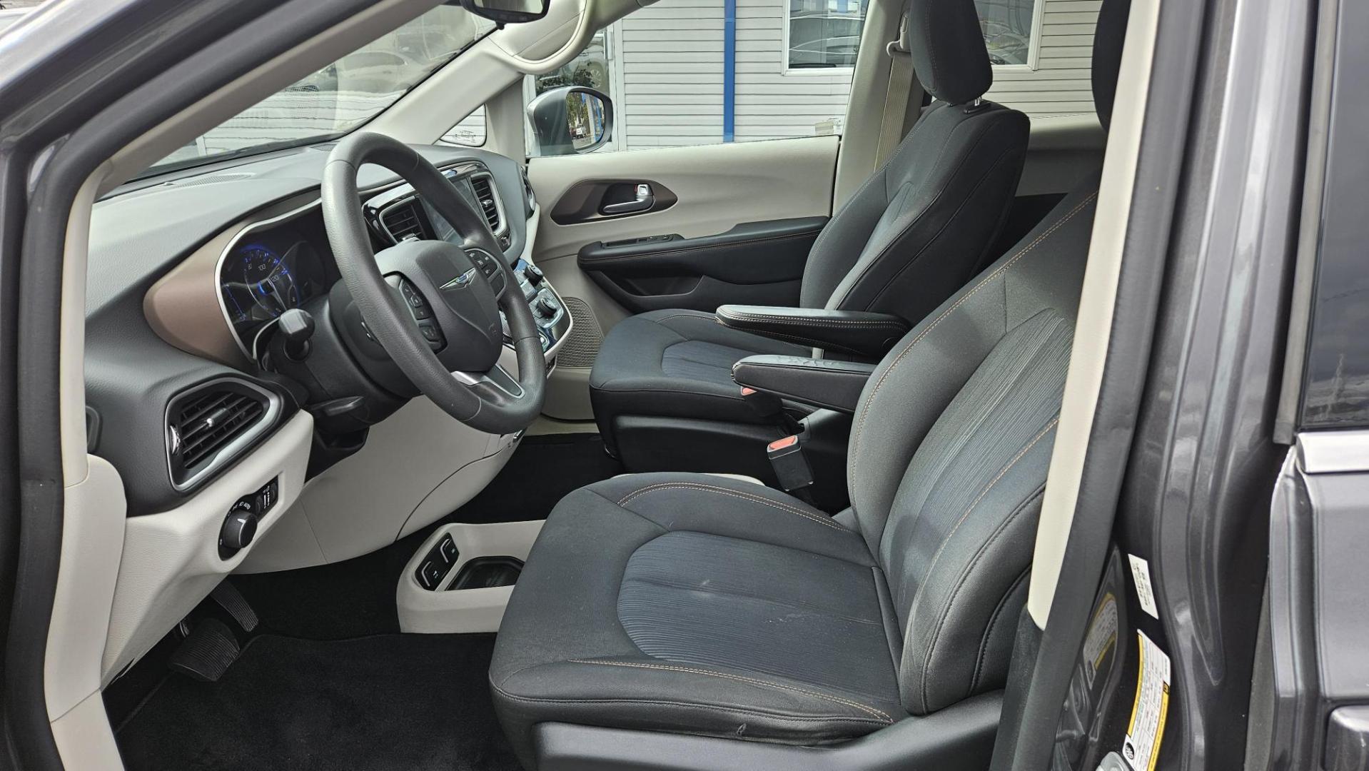 2017 Chrysler PACIFICA TOURING (2C4RC1DG7HR) with an Other engine, located at 5744 Central Avenue, Toledo, OH, 43615, (419) 724-0130, 41.676781, -83.682137 - 2017 Chrysler PACIFICA TOURING - Photo#4
