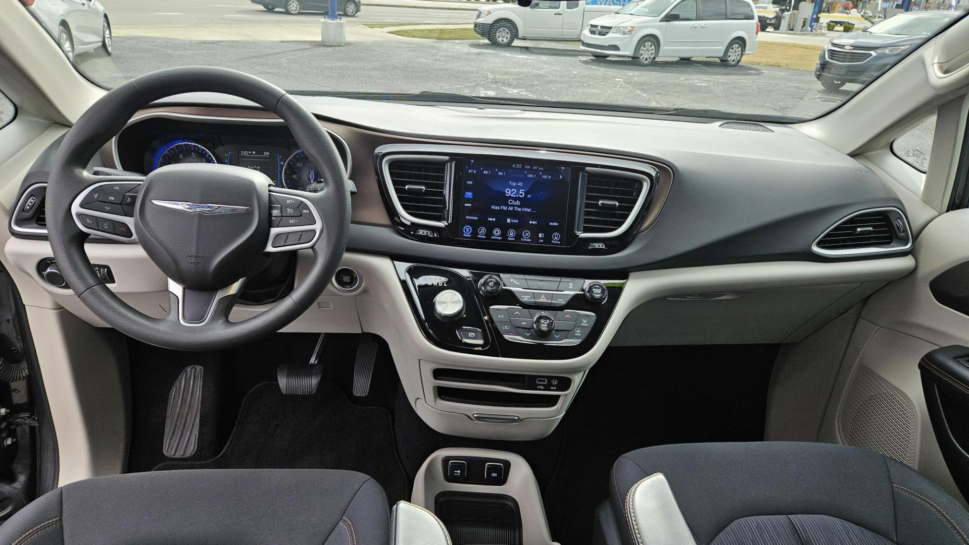 2017 Chrysler PACIFICA TOURING (2C4RC1DG7HR) with an Other engine, located at 5744 Central Avenue, Toledo, OH, 43615, (419) 724-0130, 41.676781, -83.682137 - 2017 Chrysler PACIFICA TOURING - Photo#5