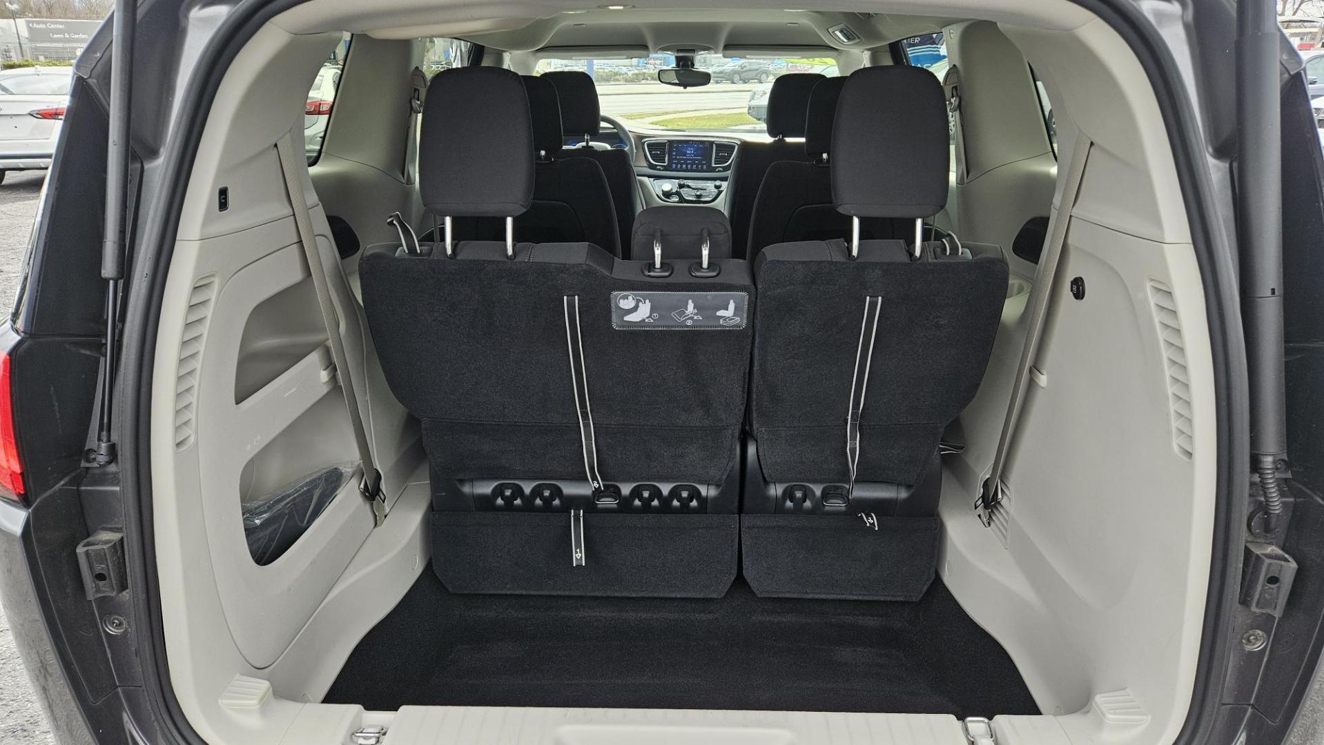 2017 Chrysler PACIFICA TOURING (2C4RC1DG7HR) with an Other engine, located at 5744 Central Avenue, Toledo, OH, 43615, (419) 724-0130, 41.676781, -83.682137 - 2017 Chrysler PACIFICA TOURING - Photo#9