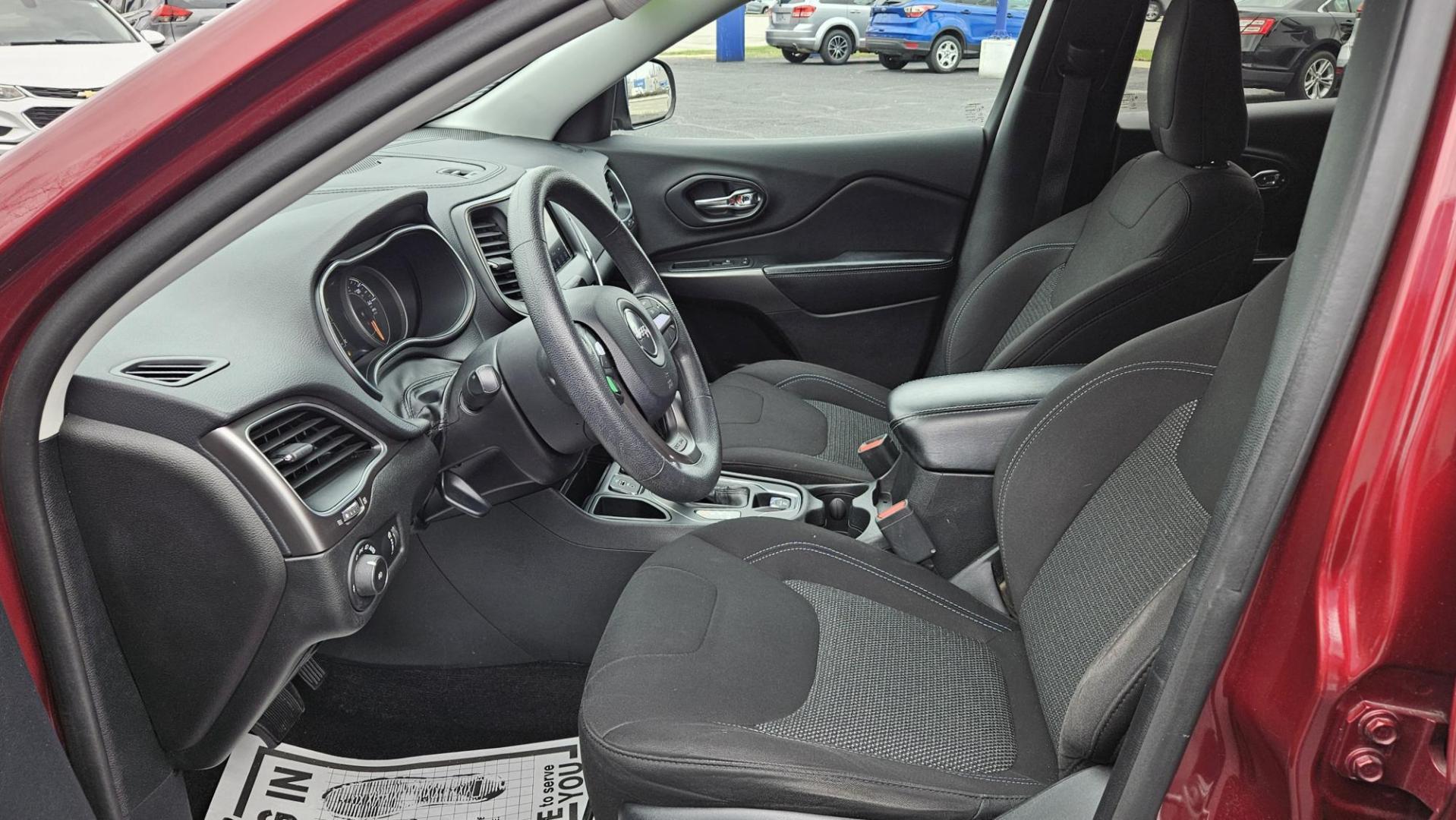 2019 Jeep CHEROKEE LATITUDE (1C4PJLCB5KD) with an Other engine, located at 5744 Central Avenue, Toledo, OH, 43615, (419) 724-0130, 41.676781, -83.682137 - 2019 Jeep CHEROKEE LATITUDE - Photo#4