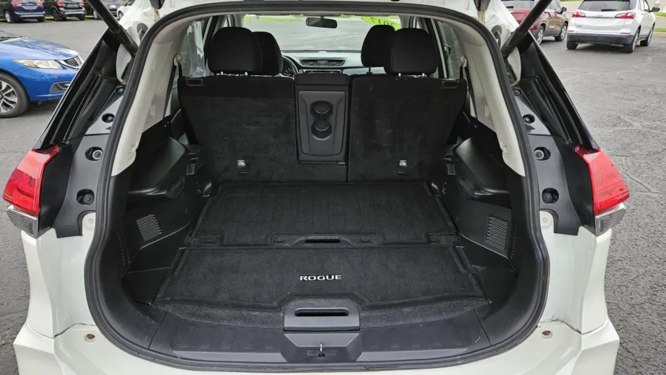 2017 Nissan Rogue (KNMAT2MV7HP) with an Other engine, located at 5744 Central Avenue, Toledo, OH, 43615, (419) 724-0130, 41.676781, -83.682137 - **Discover Your Next Adventure with the 2017 Nissan Rogue Perfect for Growing Families and Weekend Getaways!**<br /> <br /> Are you looking for a reliable, spacious, and comfortable SUV to accommodate your busy lifestyle? Look no further! This 2017 Nissan Rogue, available at Auto Credit in Toledo, - Photo#4