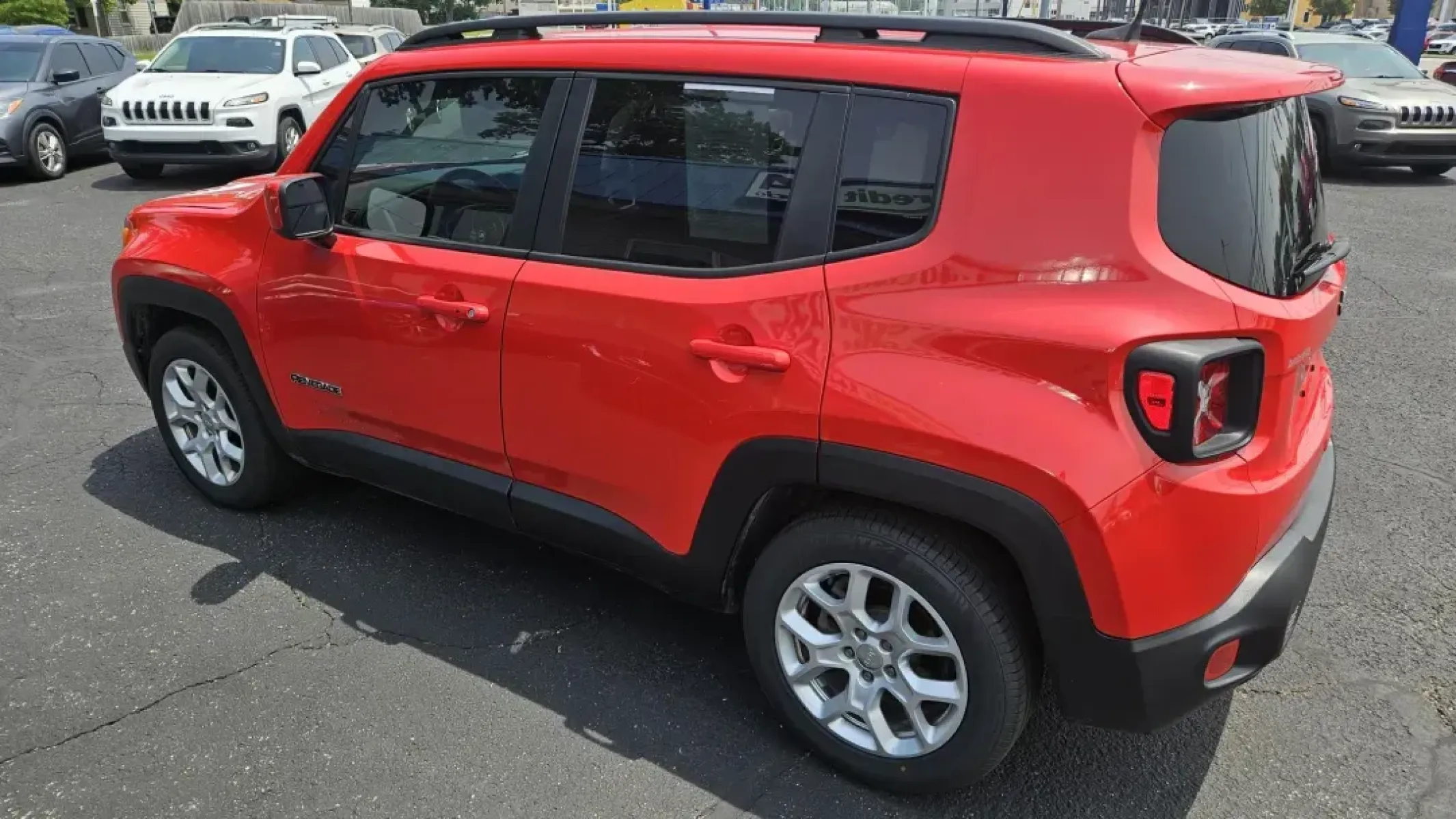 2018 Jeep Renegade (ZACCJABB9JP) with an Other engine, located at 5744 Central Avenue, Toledo, OH, 43615, (419) 724-0130, 41.676781, -83.682137 - **Unleash Your Adventurous Spirit with a 2018 Jeep Renegade Latitude! Perfect for Weekend Explorations!**<br /> <br /> Are you ready to elevate your weekend adventures and weekday commutes? Look no further than the striking 2018 Jeep Renegade Latitude, available now at Auto Credit in Toledo, OH! Thi - Photo#2
