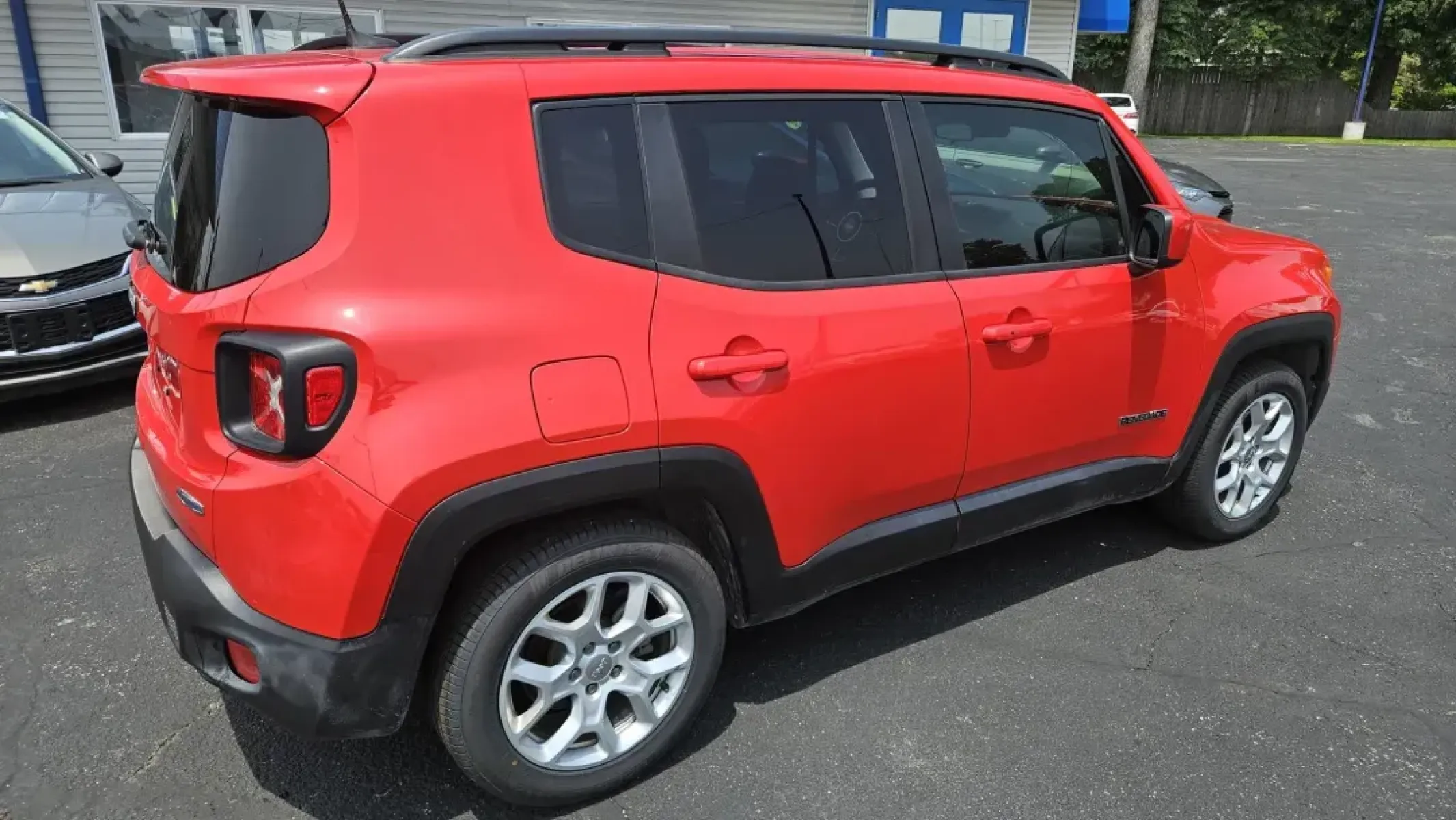 2018 Jeep Renegade (ZACCJABB9JP) with an Other engine, located at 5744 Central Avenue, Toledo, OH, 43615, (419) 724-0130, 41.676781, -83.682137 - **Unleash Your Adventurous Spirit with a 2018 Jeep Renegade Latitude! Perfect for Weekend Explorations!**<br /> <br /> Are you ready to elevate your weekend adventures and weekday commutes? Look no further than the striking 2018 Jeep Renegade Latitude, available now at Auto Credit in Toledo, OH! Thi - Photo#3