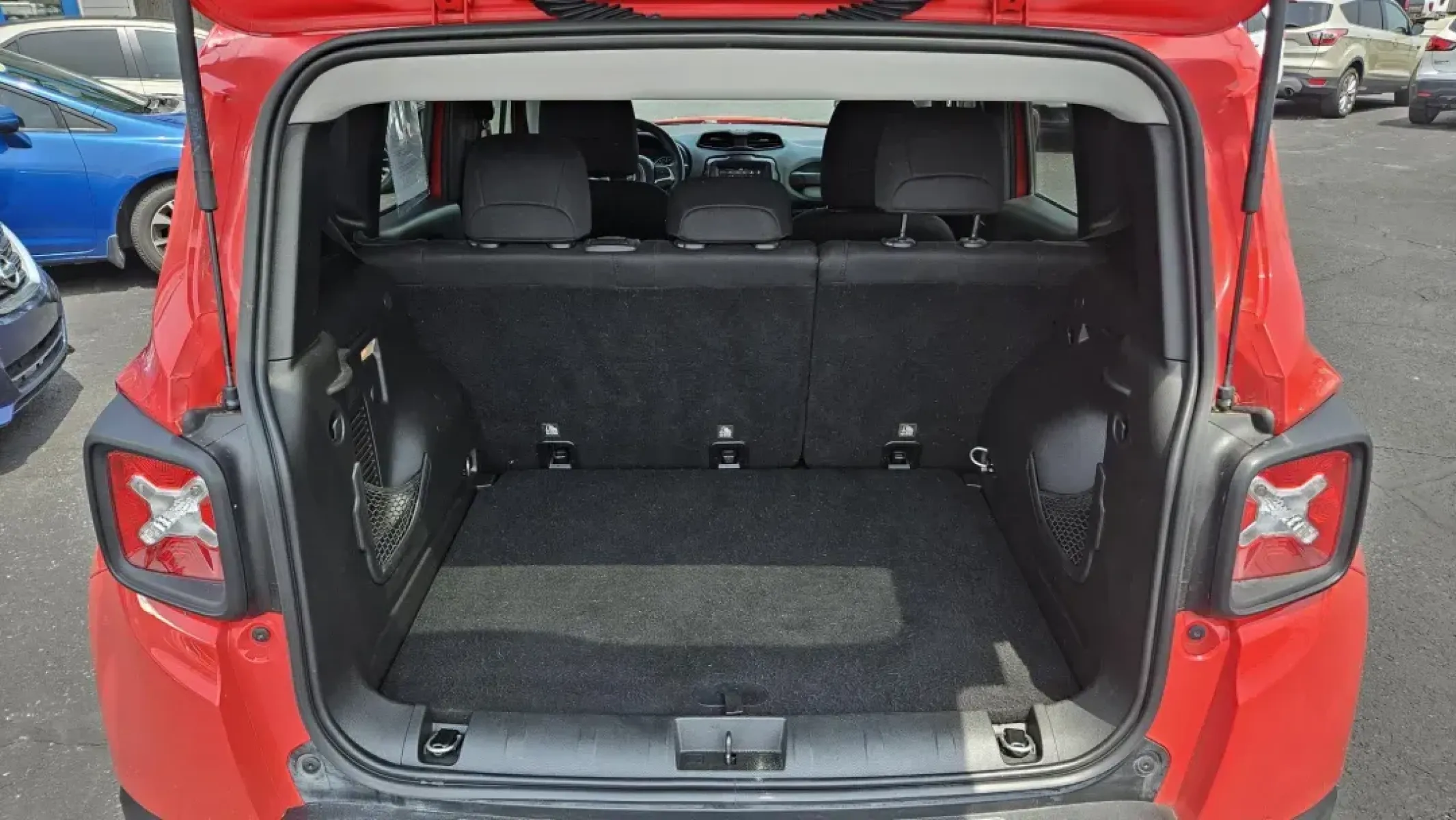2018 Jeep Renegade (ZACCJABB9JP) with an Other engine, located at 5744 Central Avenue, Toledo, OH, 43615, (419) 724-0130, 41.676781, -83.682137 - **Unleash Your Adventurous Spirit with a 2018 Jeep Renegade Latitude! Perfect for Weekend Explorations!**<br /> <br /> Are you ready to elevate your weekend adventures and weekday commutes? Look no further than the striking 2018 Jeep Renegade Latitude, available now at Auto Credit in Toledo, OH! Thi - Photo#4