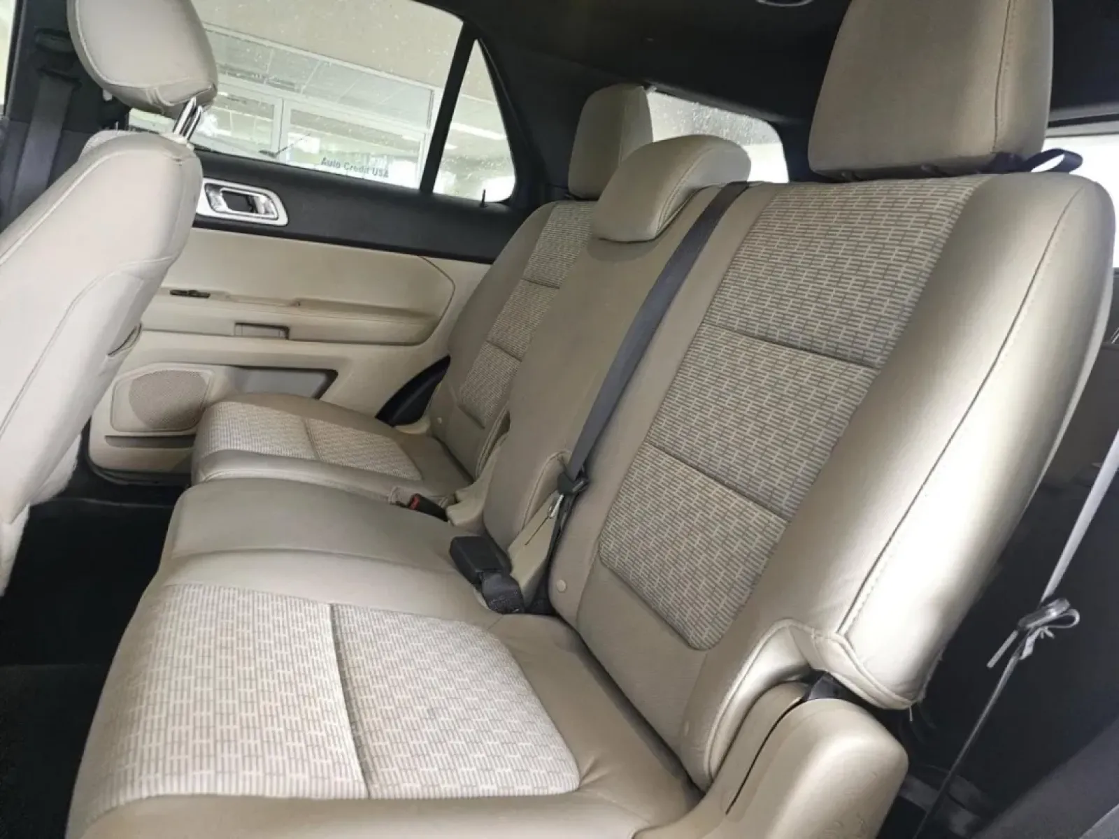 2015 Ford EXPLORER XLT (1FM5K7D86FG) with an Other engine, located at 502 South Main Street, Columbia City, IN, 46725, (260) 244-4645, 41.151382, -85.490578 - **Adventure Awaits with the 2015 Ford Explorer XLT Perfect for Growing Families in Columbia City!**<br /> <br /> Are you looking for a versatile and spacious vehicle that can comfortably accommodate your growing family while also handling weekend getaways? Look no further! The 2015 Ford Explorer XL - Photo#4