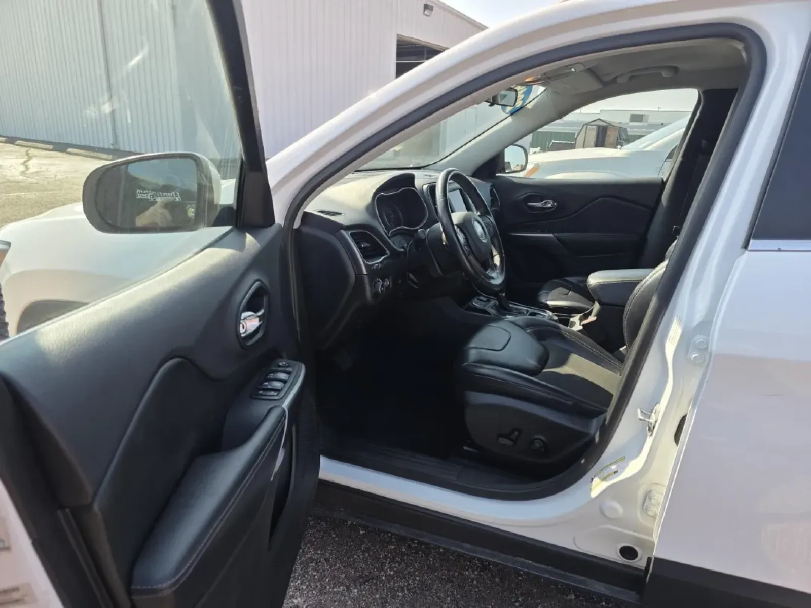 2019 Jeep Cherokee (1C4PJLLB7KD) with an Other engine, located at 15 Petro Dr, Warsaw, IN, 46582, (574) 306-0055, 41.273563, -85.857544 - Adventure awaits with this 2019 Jeep Cherokee, a perfect blend of rugged capability and urban sophistication designed for the modern explorer. Whether you're navigating through the bustling streets of Warsaw, IN, or seeking out hidden trails in nearby Winona Lake, this crossover is your ideal partne - Photo#2