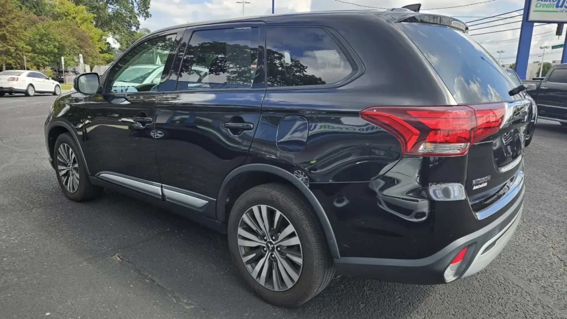 2019 Mitsubishi Outlander (JA4AZ3A31KZ) with an Other engine, located at 5744 Central Avenue, Toledo, OH, 43615, (419) 724-0130, 41.676781, -83.682137 - **Discover Your Next Adventure with the 2019 Mitsubishi Outlander at Auto Credit in Toledo, OH!**<br /> <br /> Are you ready to elevate your family outings, weekend adventures, or daily commutes? The 2019 Mitsubishi Outlander is the perfect SUV for those seeking versatility without compromising on s - Photo#2