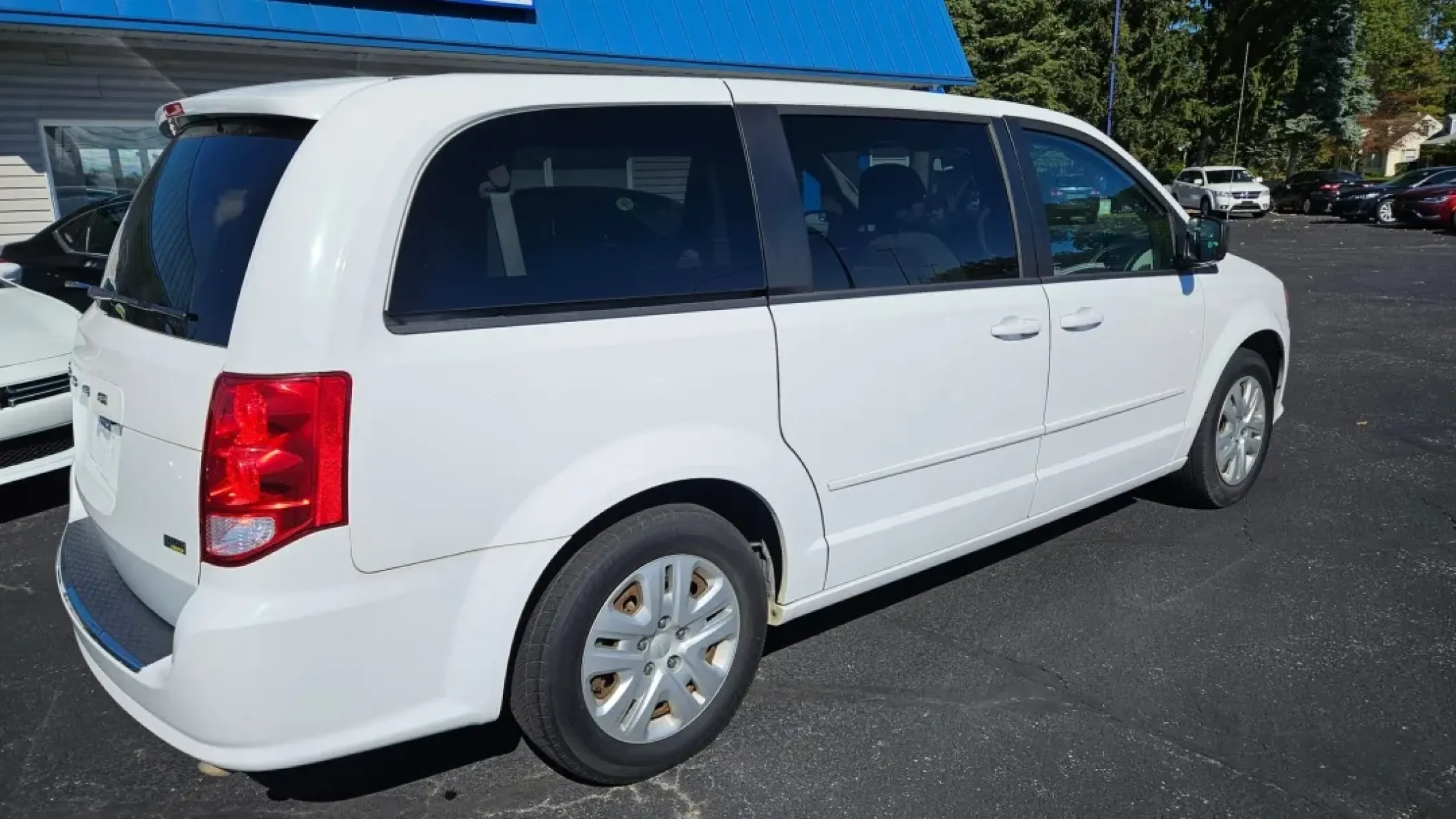 2016 Dodge Grand Caravan (2C4RDGBG1GR) with an Other engine, located at 5744 Central Avenue, Toledo, OH, 43615, (419) 724-0130, 41.676781, -83.682137 - **Discover the Ultimate Family Companion: 2016 Dodge Grand Caravan in Toledo, OH!**<br /> <br /> Are you ready to elevate your family's adventures? Whether you're shuttling the kids to soccer practice, planning a weekend getaway, or simply running errands around town, the 2016 Dodge Grand Caravan is - Photo#3