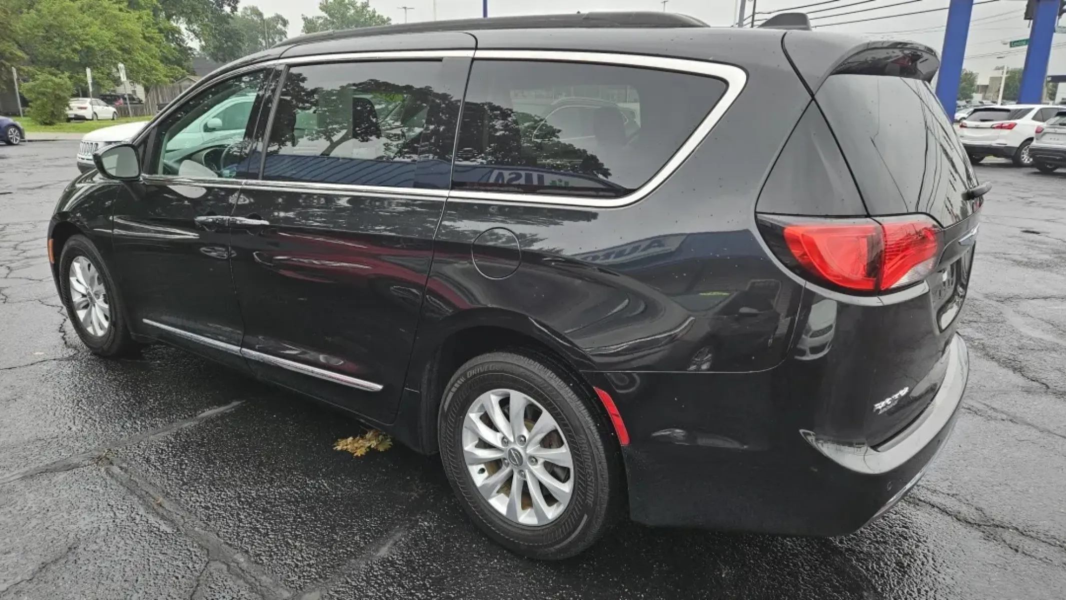 2017 Chrysler PACIFICA TOURING L (2C4RC1BG1HR) with an Other engine, located at 5744 Central Avenue, Toledo, OH, 43615, (419) 724-0130, 41.676781, -83.682137 - Discover the perfect blend of comfort and versatility with the 2017 Chrysler Pacifica Touring L, now available at Auto Credit in Toledo, Ohio. Whether you're a growing family needing ample space for kids and gear, or a commuter seeking a reliable vehicle for daily drives, this van is designed to mee - Photo#2