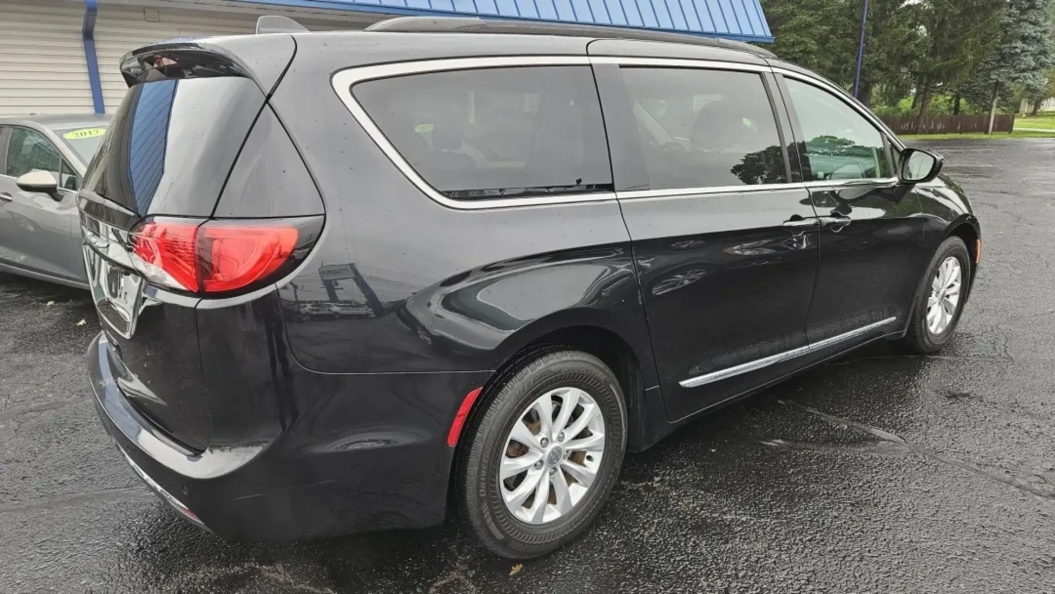 2017 Chrysler PACIFICA TOURING L (2C4RC1BG1HR) with an Other engine, located at 5744 Central Avenue, Toledo, OH, 43615, (419) 724-0130, 41.676781, -83.682137 - Discover the perfect blend of comfort and versatility with the 2017 Chrysler Pacifica Touring L, now available at Auto Credit in Toledo, Ohio. Whether you're a growing family needing ample space for kids and gear, or a commuter seeking a reliable vehicle for daily drives, this van is designed to mee - Photo#3