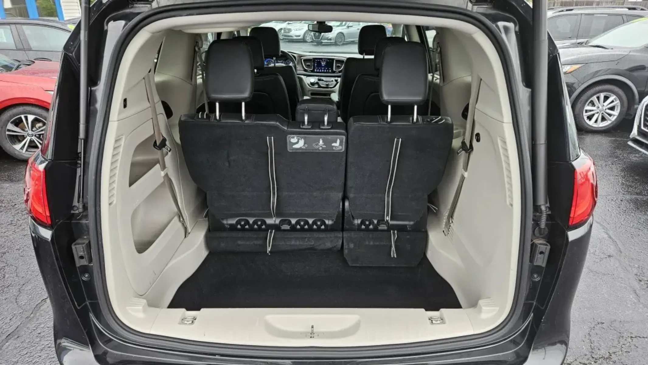 2017 Chrysler PACIFICA TOURING L (2C4RC1BG1HR) with an Other engine, located at 5744 Central Avenue, Toledo, OH, 43615, (419) 724-0130, 41.676781, -83.682137 - Discover the perfect blend of comfort and versatility with the 2017 Chrysler Pacifica Touring L, now available at Auto Credit in Toledo, Ohio. Whether you're a growing family needing ample space for kids and gear, or a commuter seeking a reliable vehicle for daily drives, this van is designed to mee - Photo#4