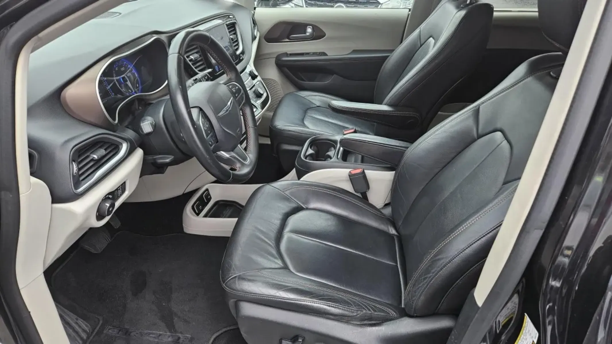 2017 Chrysler PACIFICA TOURING L (2C4RC1BG1HR) with an Other engine, located at 5744 Central Avenue, Toledo, OH, 43615, (419) 724-0130, 41.676781, -83.682137 - Discover the perfect blend of comfort and versatility with the 2017 Chrysler Pacifica Touring L, now available at Auto Credit in Toledo, Ohio. Whether you're a growing family needing ample space for kids and gear, or a commuter seeking a reliable vehicle for daily drives, this van is designed to mee - Photo#5