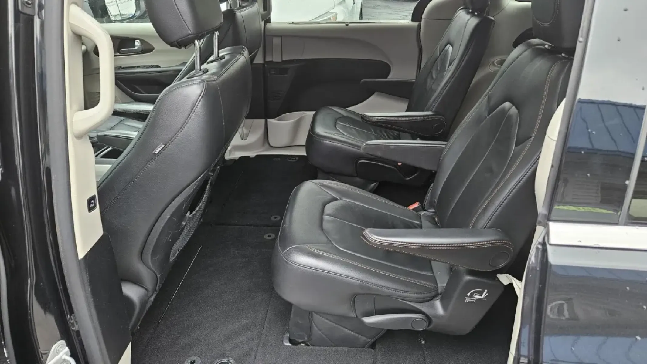 2017 Chrysler PACIFICA TOURING L (2C4RC1BG1HR) with an Other engine, located at 5744 Central Avenue, Toledo, OH, 43615, (419) 724-0130, 41.676781, -83.682137 - Discover the perfect blend of comfort and versatility with the 2017 Chrysler Pacifica Touring L, now available at Auto Credit in Toledo, Ohio. Whether you're a growing family needing ample space for kids and gear, or a commuter seeking a reliable vehicle for daily drives, this van is designed to mee - Photo#6