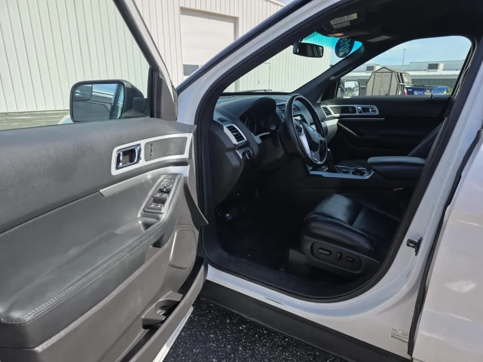 2015 Ford EXPLORER XLT (1FM5K7D86FG) with an Other engine, located at 15 Petro Dr, Warsaw, IN, 46582, (574) 306-0055, 41.273563, -85.857544 - Adventure awaits with this stunning 2015 Ford Explorer XLT, the perfect companion for families, commuters, and weekend warriors alike! Whether you're planning a family road trip to the scenic lakes of Warsaw, IN, or navigating through daily commutes, this versatile SUV is designed to meet all your l - Photo#3