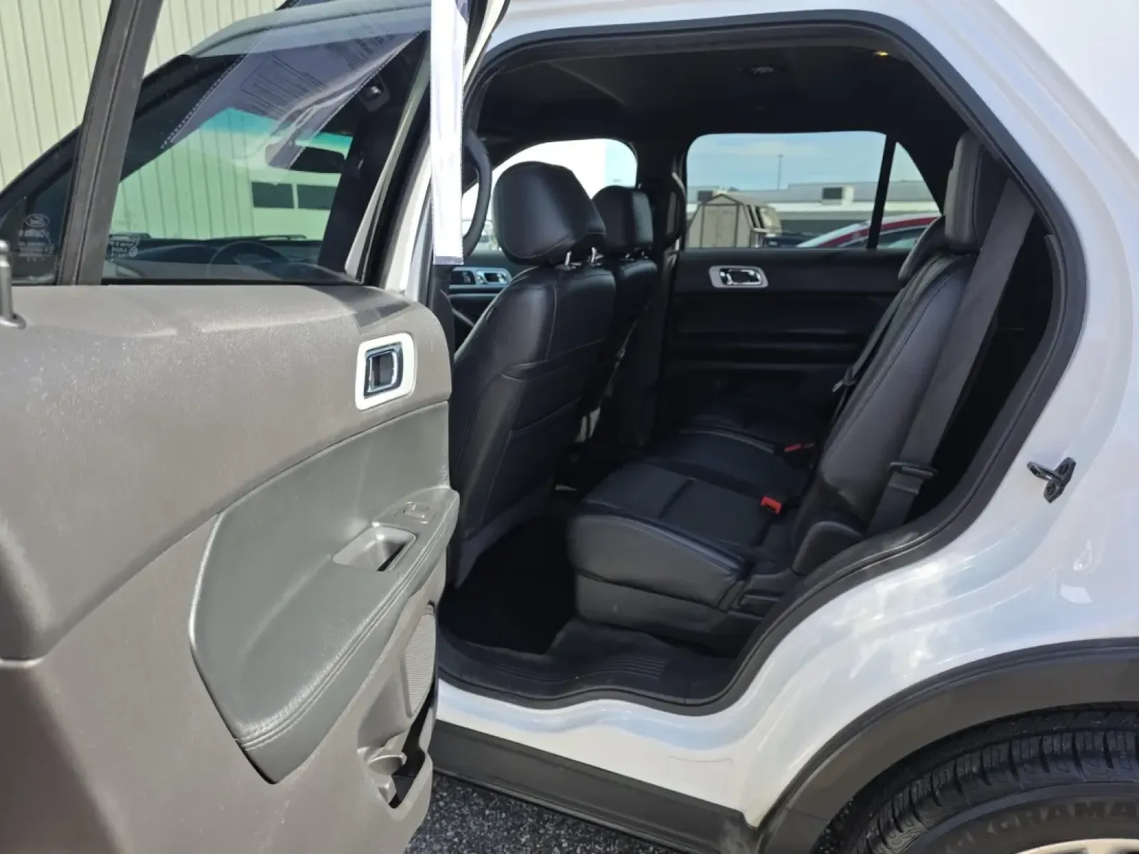2015 Ford EXPLORER XLT (1FM5K7D86FG) with an Other engine, located at 15 Petro Dr, Warsaw, IN, 46582, (574) 306-0055, 41.273563, -85.857544 - Adventure awaits with this stunning 2015 Ford Explorer XLT, the perfect companion for families, commuters, and weekend warriors alike! Whether you're planning a family road trip to the scenic lakes of Warsaw, IN, or navigating through daily commutes, this versatile SUV is designed to meet all your l - Photo#5