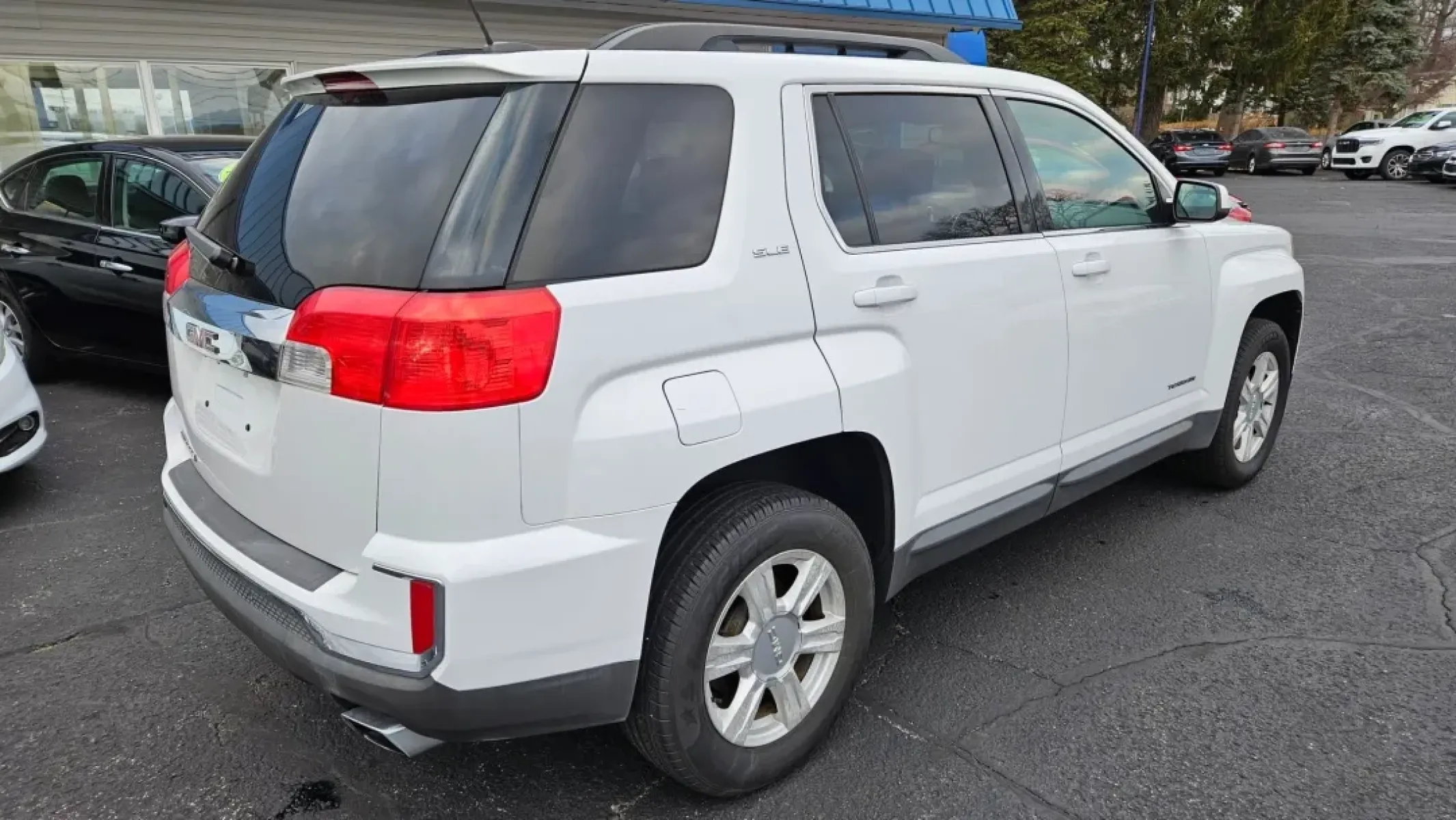 2016 GMC TERRAIN SLE2 (2GKFLNE30G6) with an Other engine, located at 5744 Central Avenue, Toledo, OH, 43615, (419) 724-0130, 41.676781, -83.682137 - **Discover the 2016 GMC Terrain SLE2: Your Perfect Family SUV for Toledo Adventures!**<br /> <br /> Are you on the hunt for the ideal family SUV that combines comfort, reliability, and style? Look no further than the 2016 GMC Terrain SLE2, now available at Auto Credit in Toledo, Ohio. This versatile - Photo#2