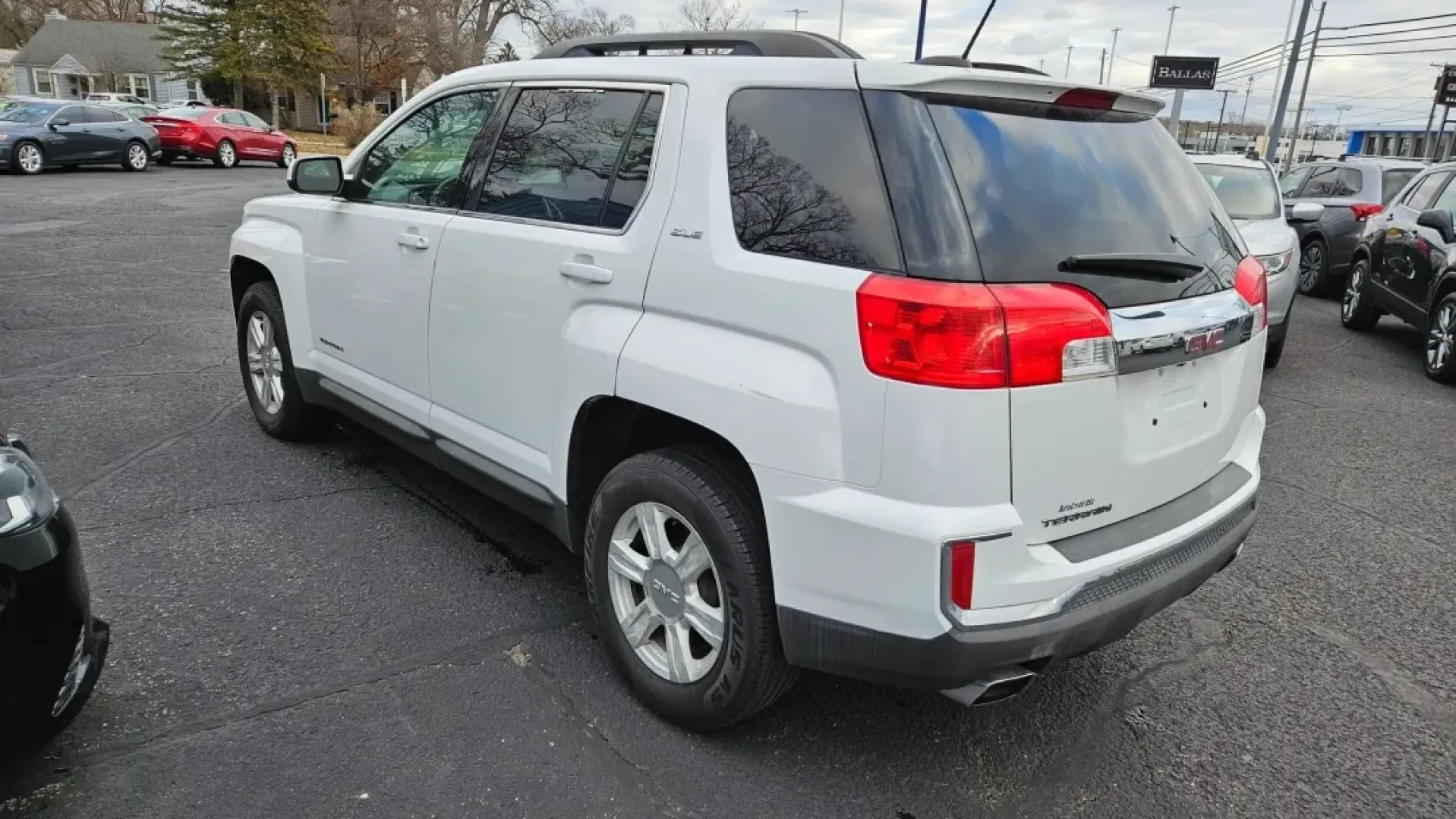 2016 GMC TERRAIN SLE2 (2GKFLNE30G6) with an Other engine, located at 5744 Central Avenue, Toledo, OH, 43615, (419) 724-0130, 41.676781, -83.682137 - **Discover the 2016 GMC Terrain SLE2: Your Perfect Family SUV for Toledo Adventures!**<br /> <br /> Are you on the hunt for the ideal family SUV that combines comfort, reliability, and style? Look no further than the 2016 GMC Terrain SLE2, now available at Auto Credit in Toledo, Ohio. This versatile - Photo#3